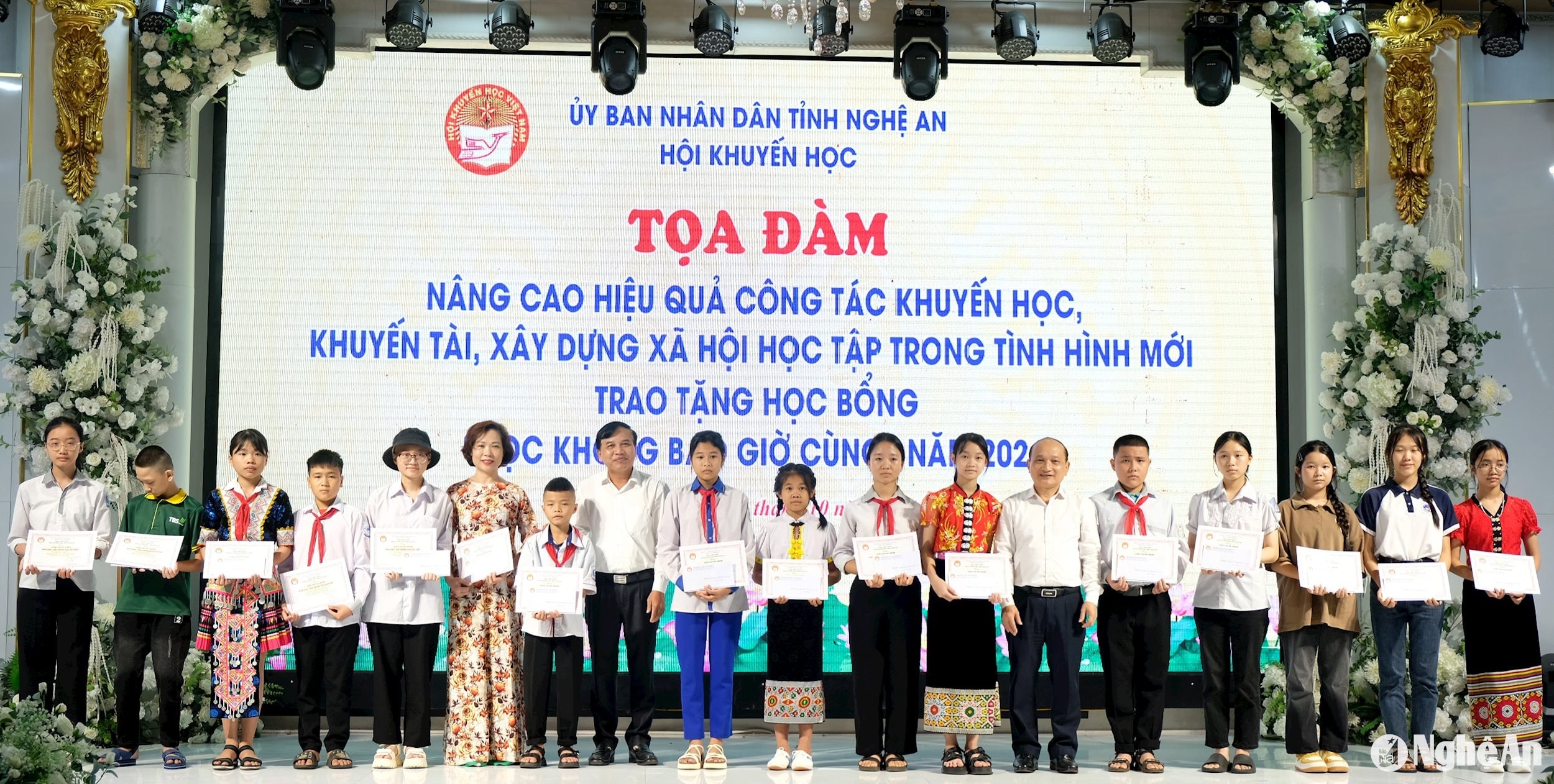 bna_dong-chi-nguyen-nhu-khoi-va-dong-chi-nguyen-thanh-hien-trao-hoc-bong-cho-cac-em-hoc-sinh.-anh-my-ha.jpg