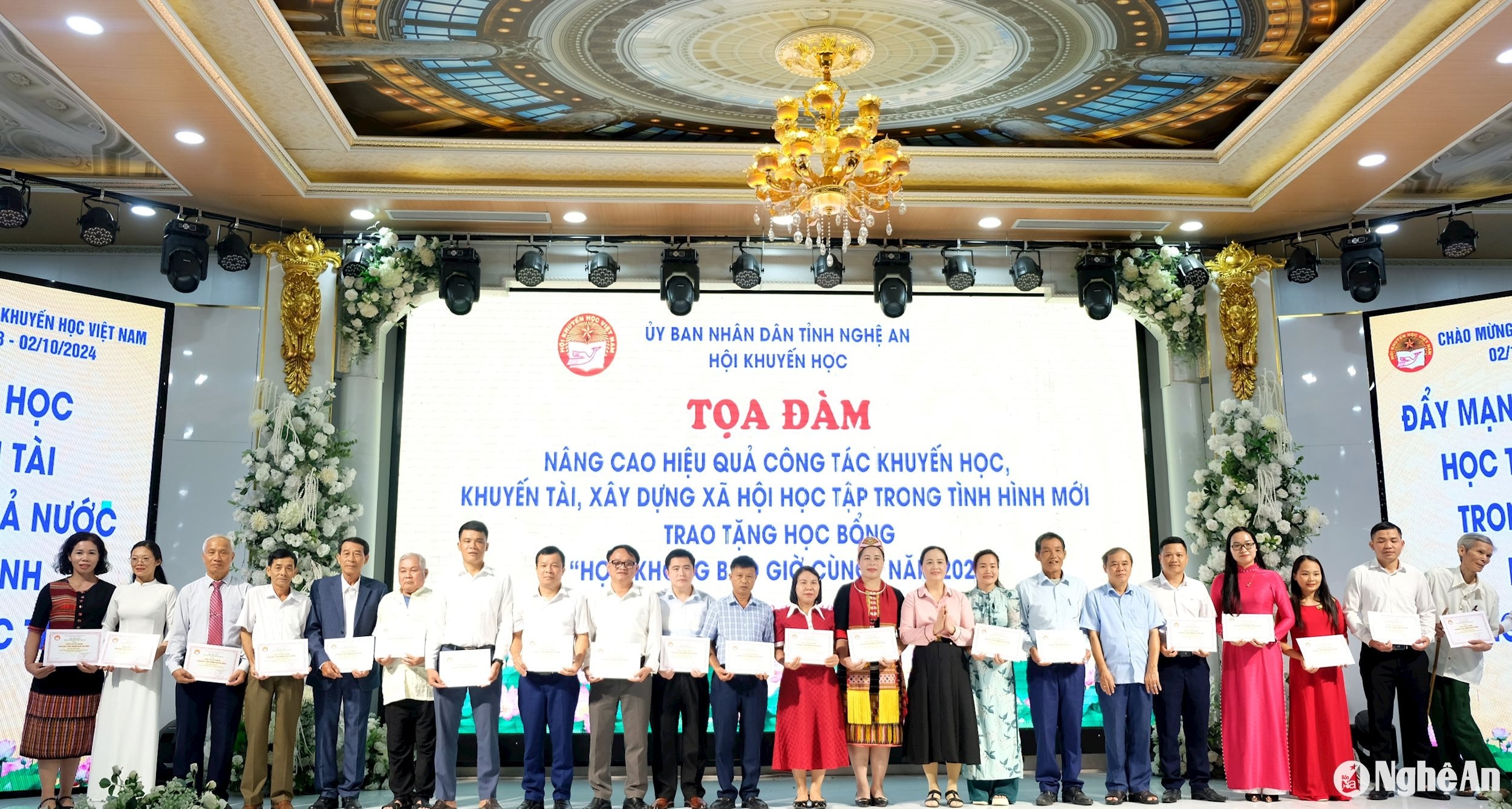 bna_dong-chi-tran-thi-thu-huong-va-phan-thanh-doai-trao-hoc-bong-cho-cac-ca-nhan-co-tinh-than-tu-hoc.jpg