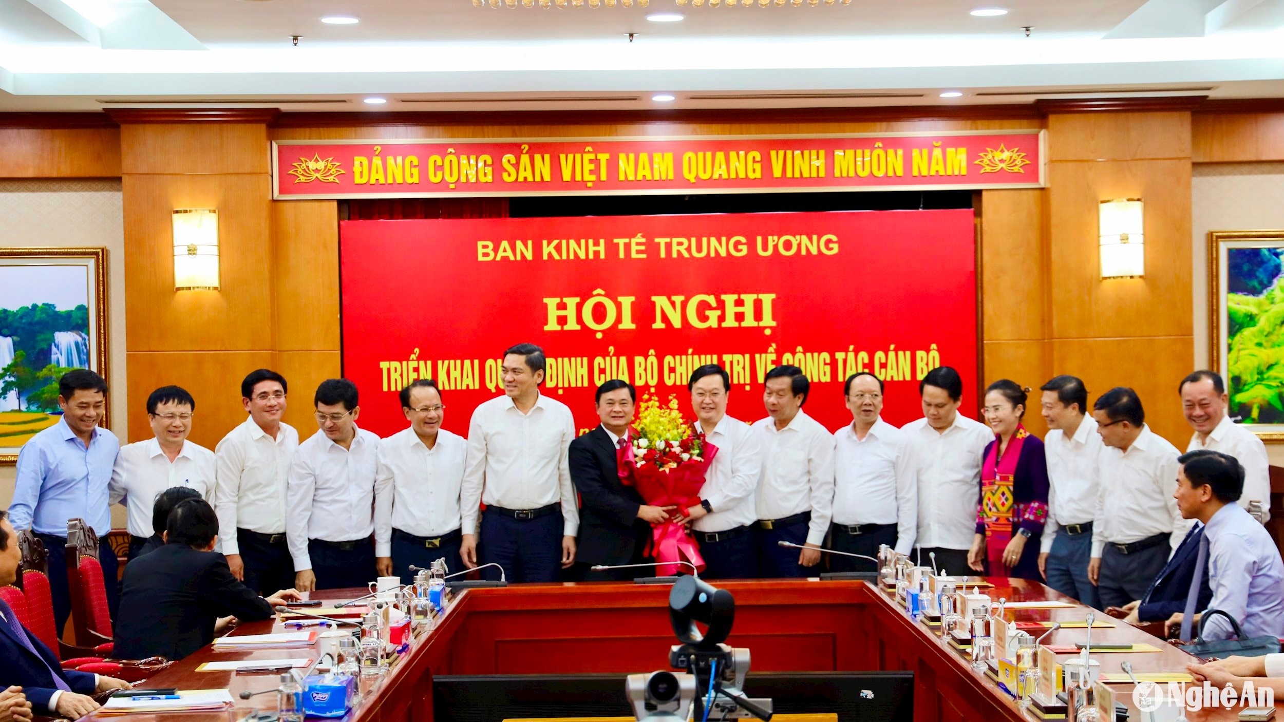 bna_cac-dong-chi-uy-vien-btv-tinh-uy-nghe-an-chuc-mung-dong-chi-thai-thanh-quy.-anh-thanh-trung.jpeg