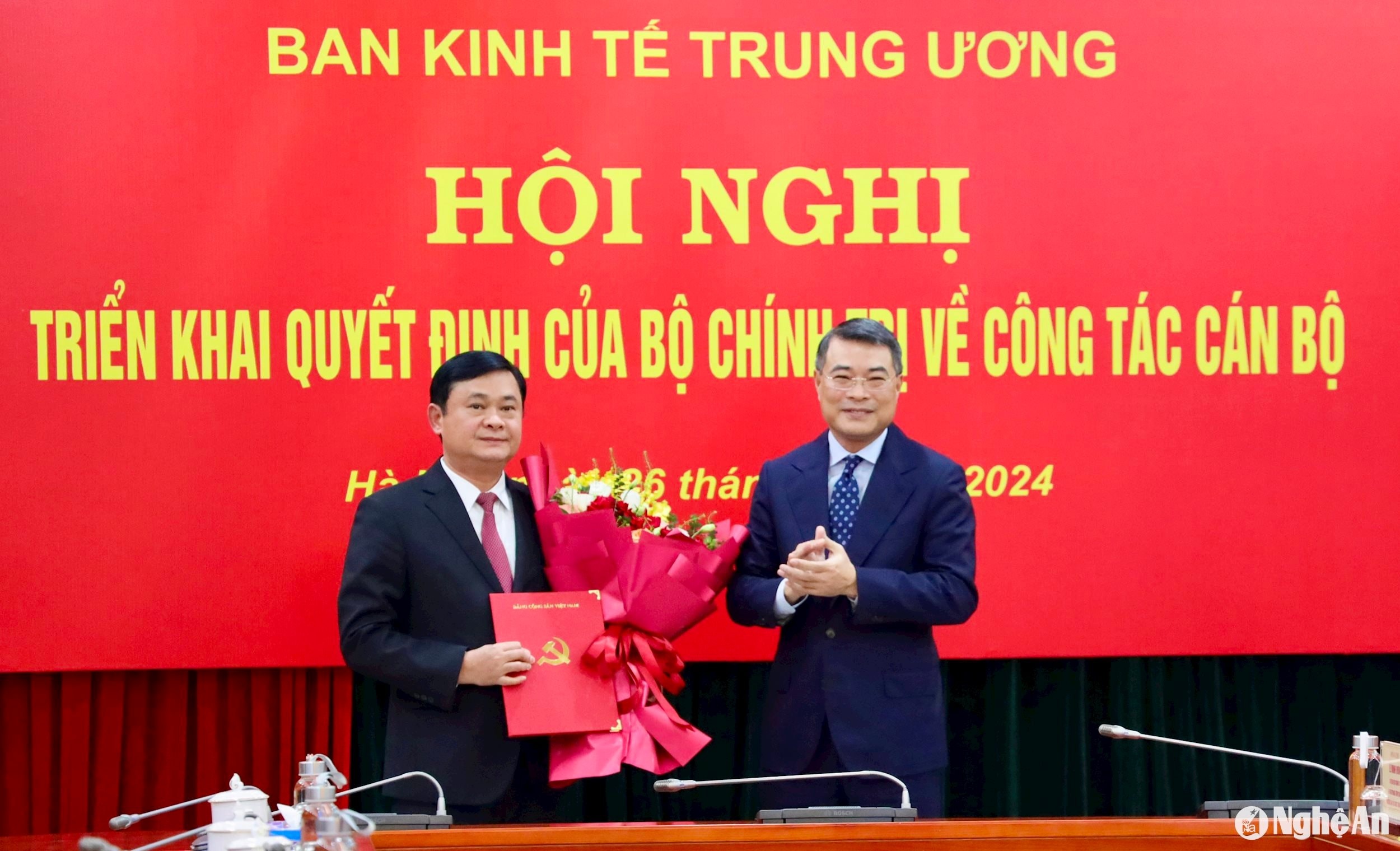 bna_dong-chi-le-minh-hung-trao-quyet-dinh-va-tang-hoa-chuc-mung-tan-pho-truong-ban-kinh-te-trung-uong.jpeg