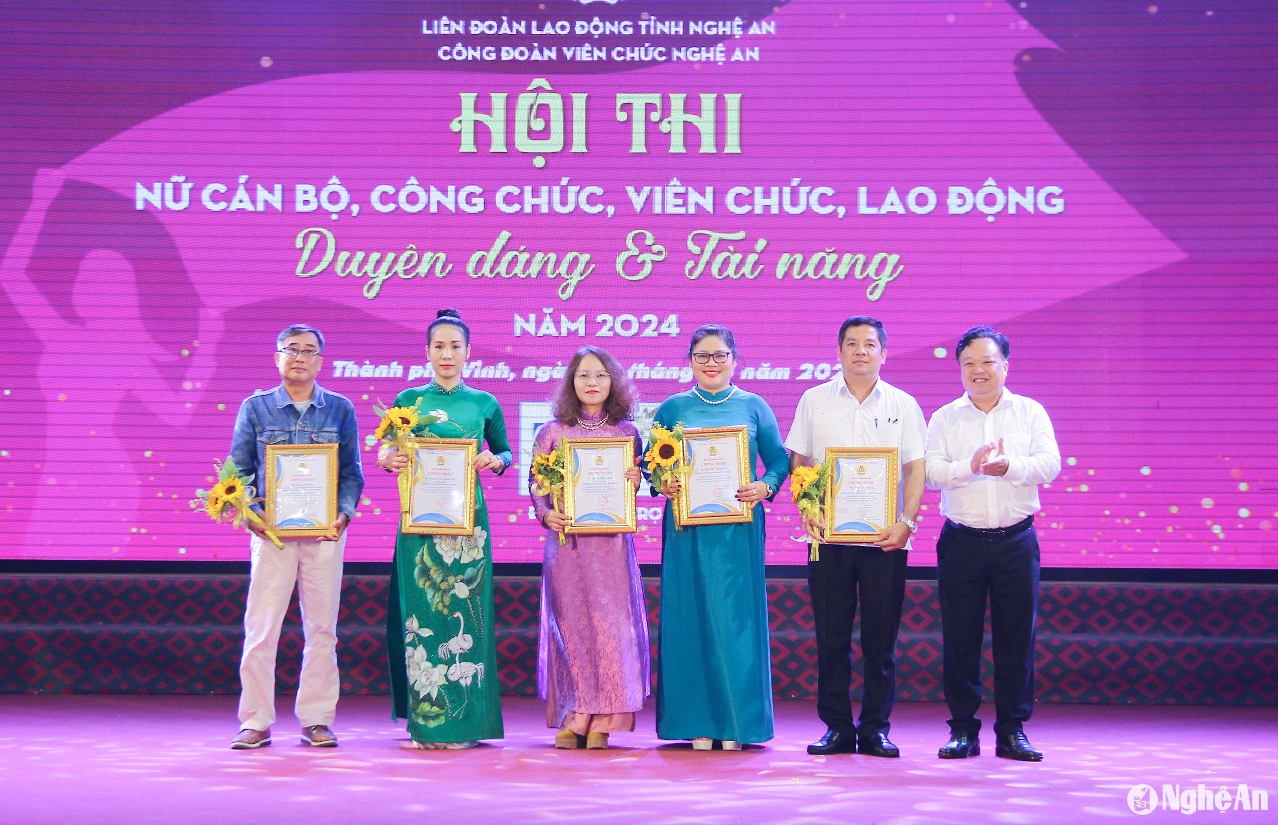 bna_-ban-to-chuc-hoi-thi-trao-giay-chung-va-hoa-cho-cac-thanh-vien-ban-giam-khao-hoi-thi.-anh-mai-hoa.jpg