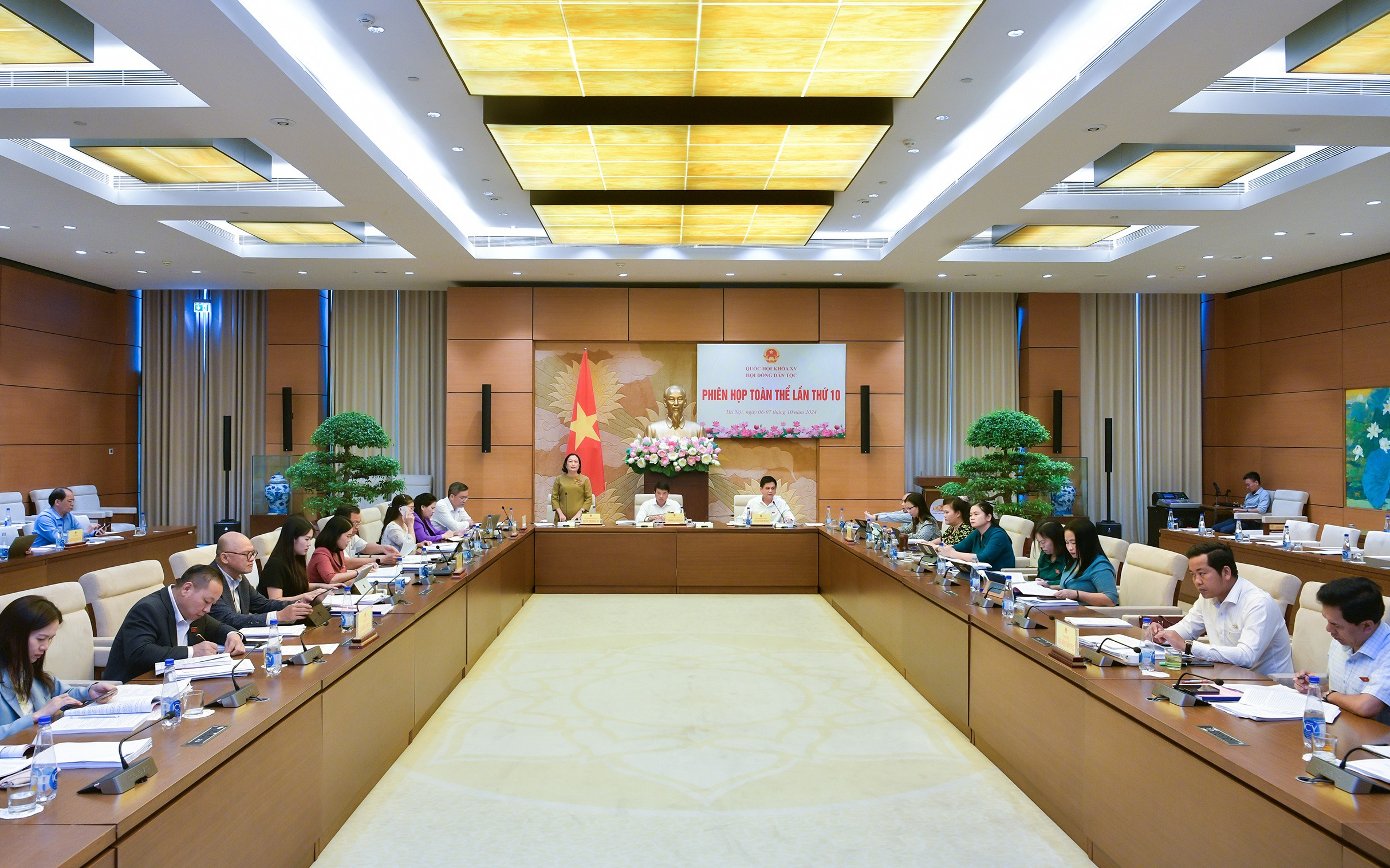 Hội đồng Dân tộc thảo luận dự thảo Báo cáo giám sát chuyên đề về chính sách, pháp luật về công tác cán bộ dân tộc thiểu số giai đoạn 2016-2023