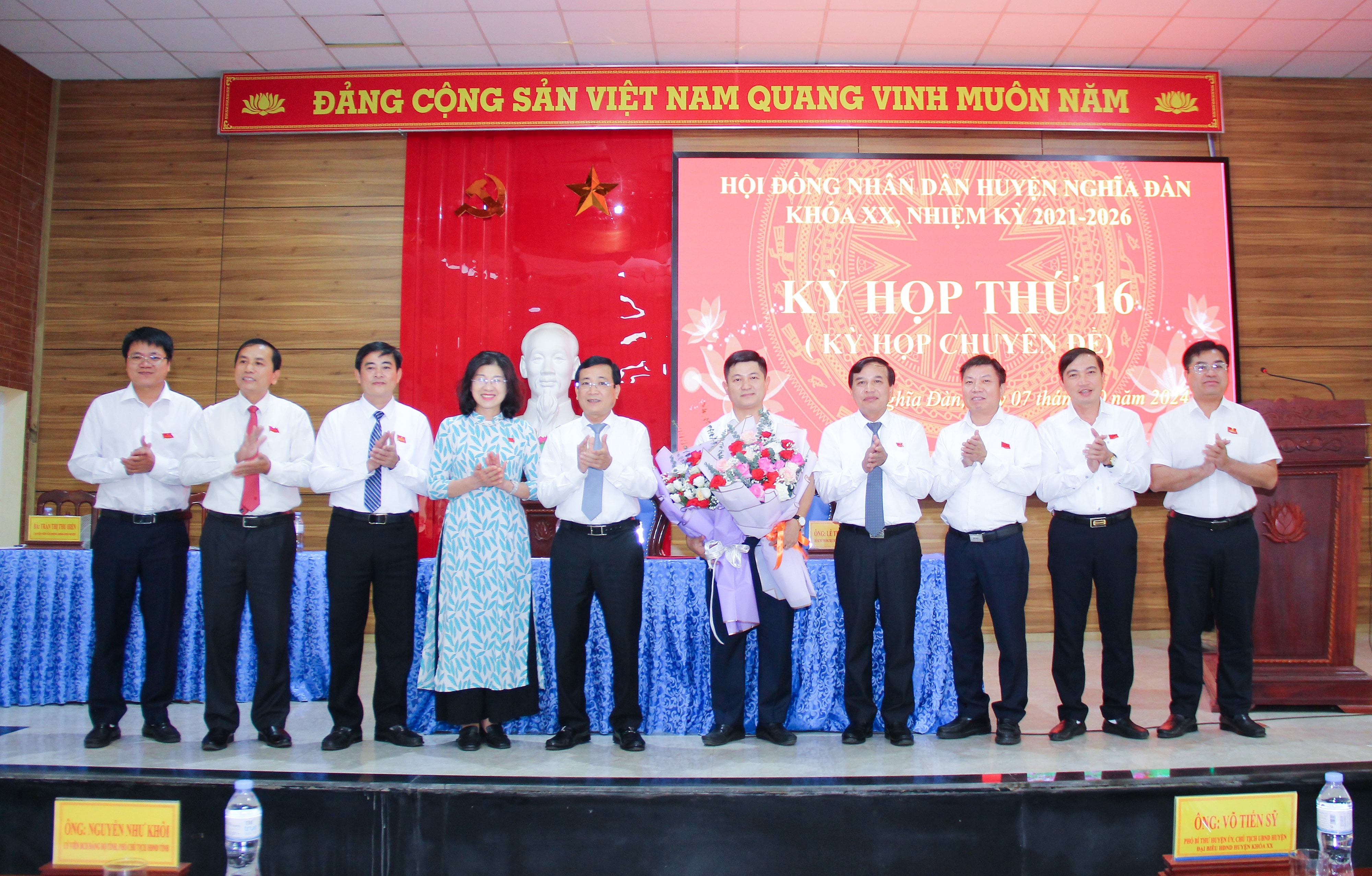 bna_-lanh-dao-hdnd-tinh-va-huyen-nghia-dan-tang-hoa-chuc-mung.-anh-mai-hoa.jpg