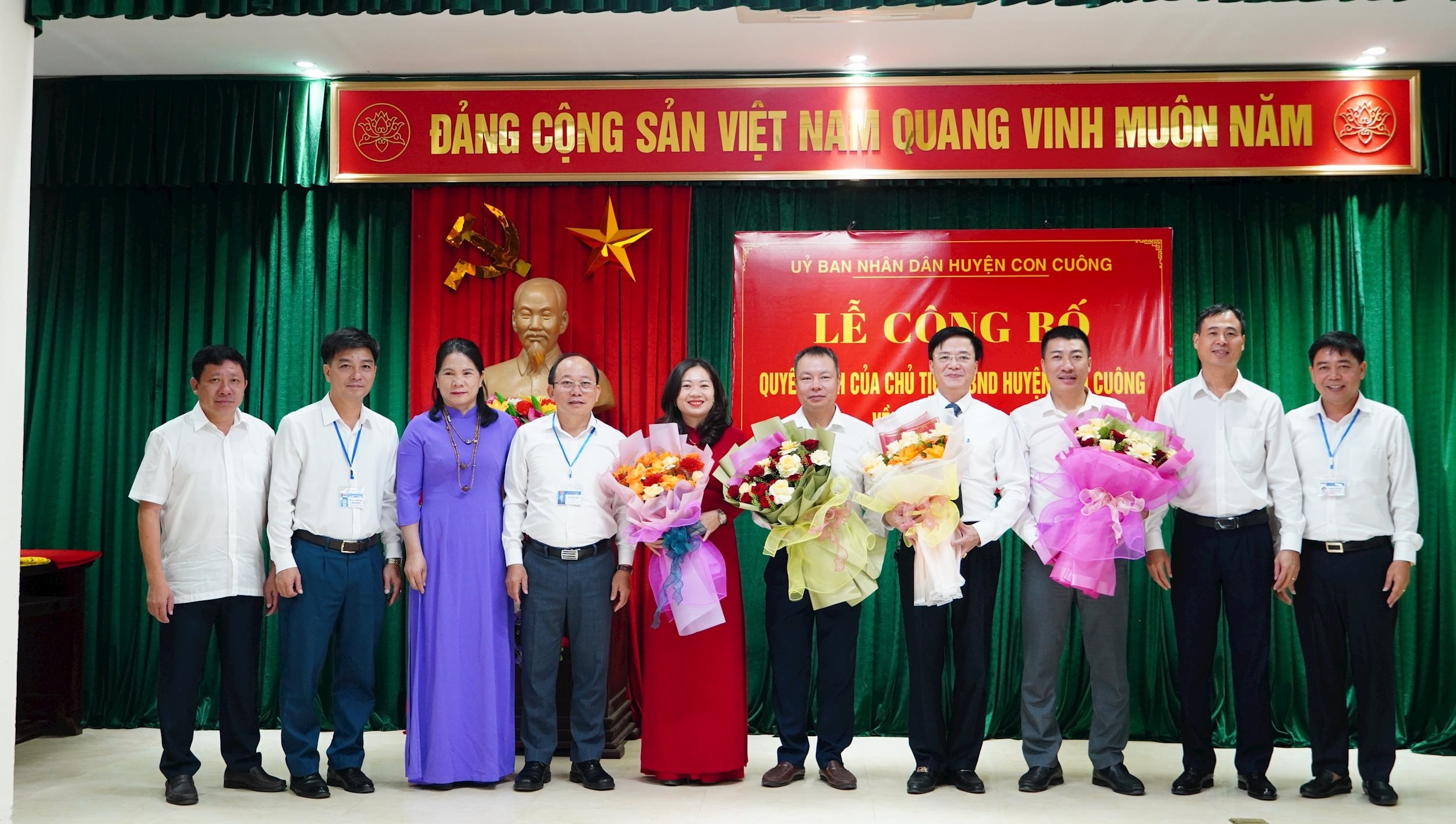 lanh-dao-huyen-con-cuong-tang-hoa-chuc-mung-cac-dong-chi-duoc-dieu-dong.jpg