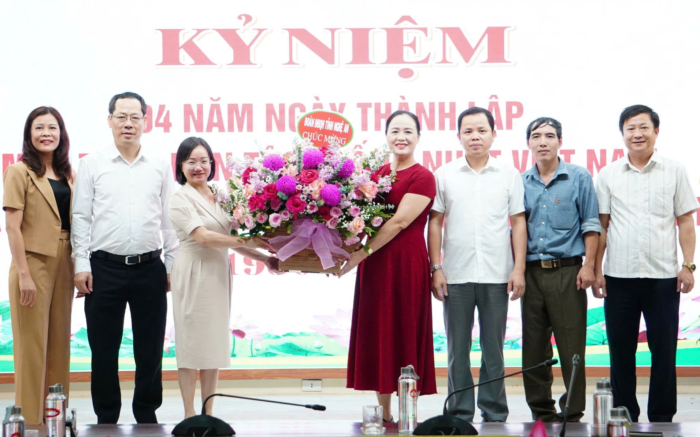 Đoàn Đại biểu Quốc hội tỉnh chúc mừng Ngày truyền thống MTTQ Việt Nam và Ngày Nhà giáo Việt Nam