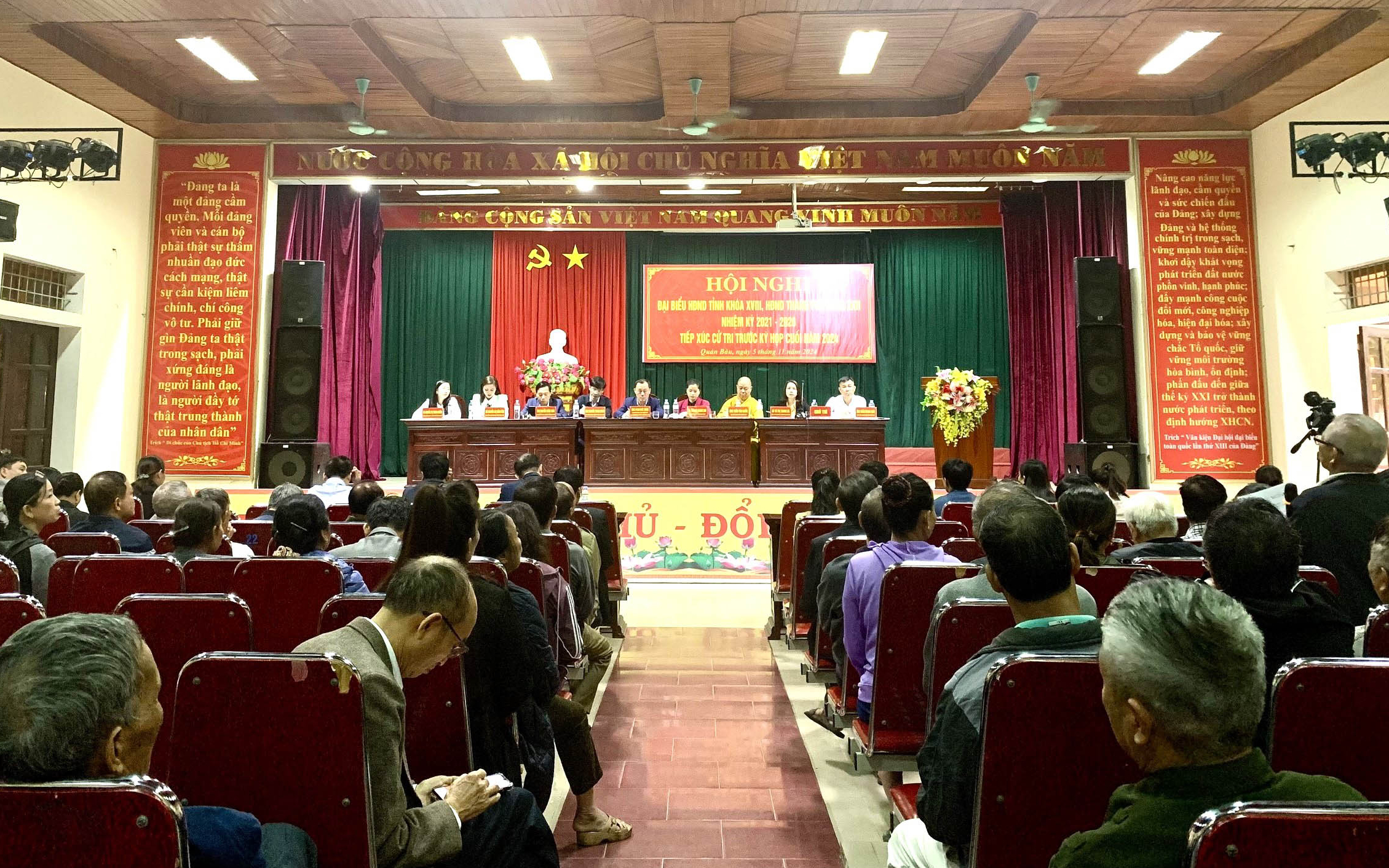 Đồng chí Phan Đức Đồng, Ủy viên BTV Tỉnh Ủy, Bí thư Thành ủy, Chủ tịch HĐND Thành phố tiếp xúc cử tri tại phường Quán Bàu