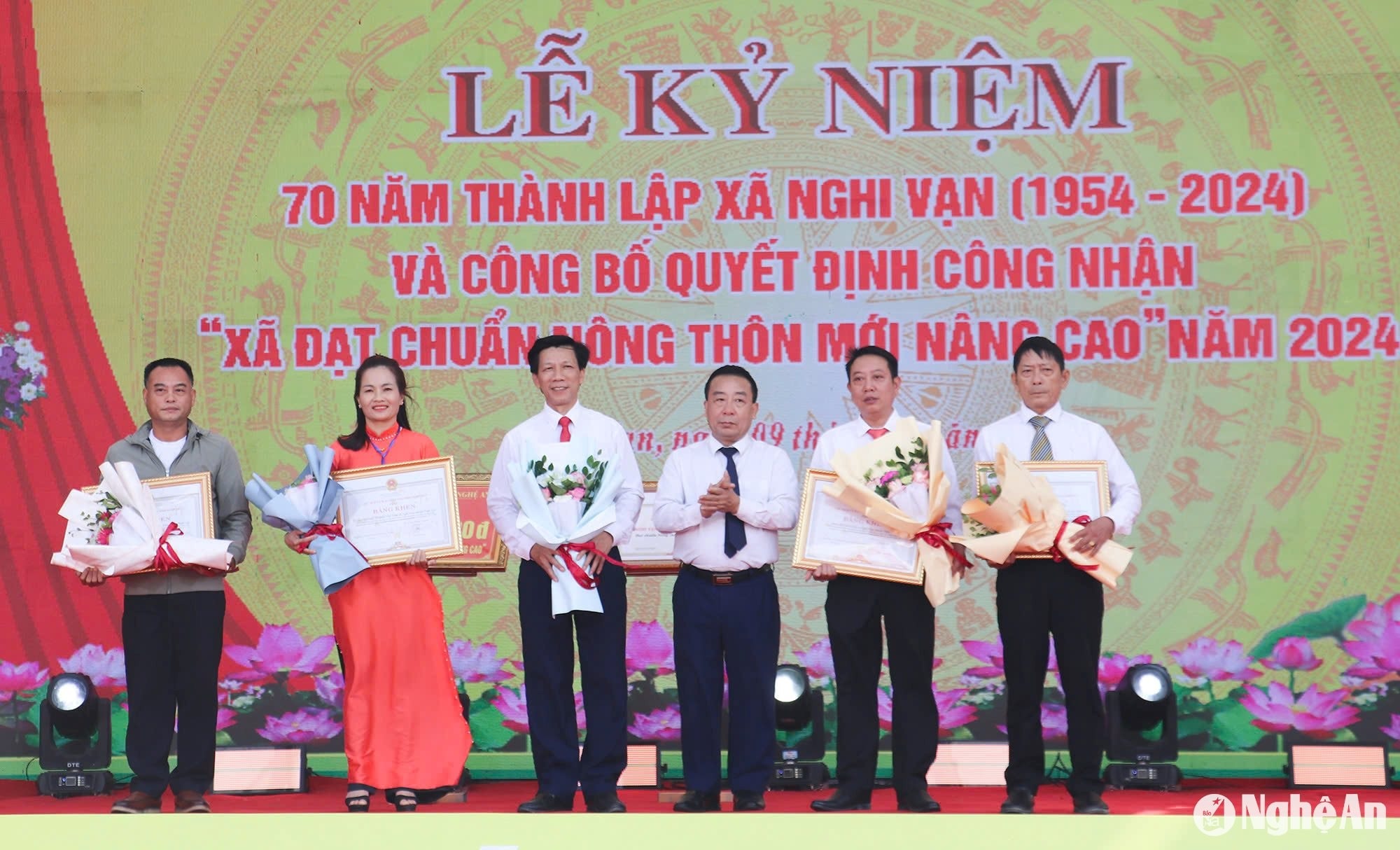 bna_2.trao-bang-khen-cua-ubnd-tinh-cho-tap-the-vi-da-co-thanh-tich-xuat-sac-trong-xay-dung-va-phat-trien-xa-nghi-vanj-va-co-nhieu-dong-gop-trong-xay-dung-ntm-n.jpg