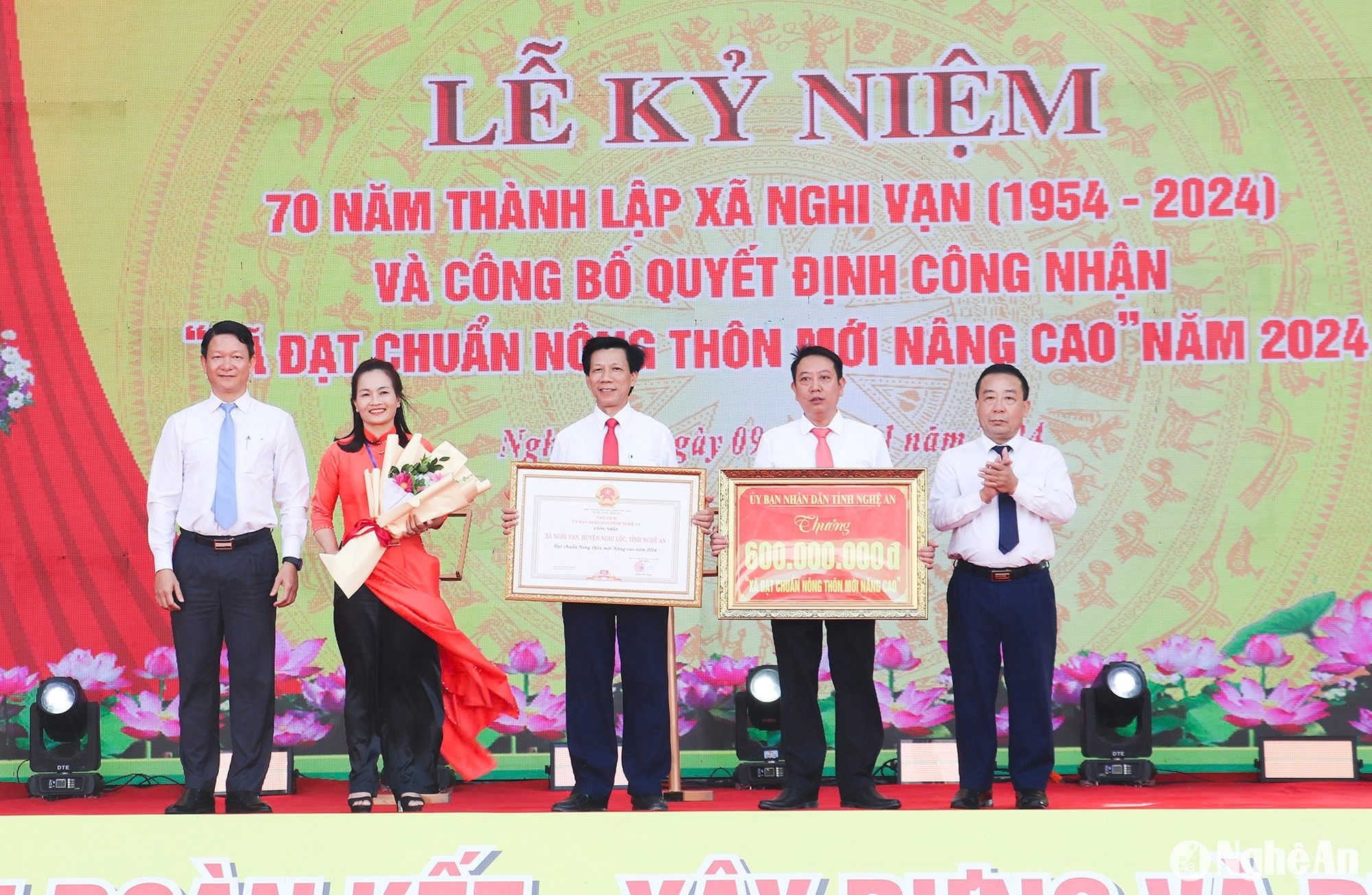 bna_7-va-pho-giam-doc-so-nn-ptnt-tran-xuan-hoc-trao-bang-cong-nhan-xa-dat-chuaanrt-ntm-nang-cao-va-tang-cong-trinh-phuc-loi-choi-dang-bo-chinh-quyen-nhan-dan-xa-nghi-v.jpg