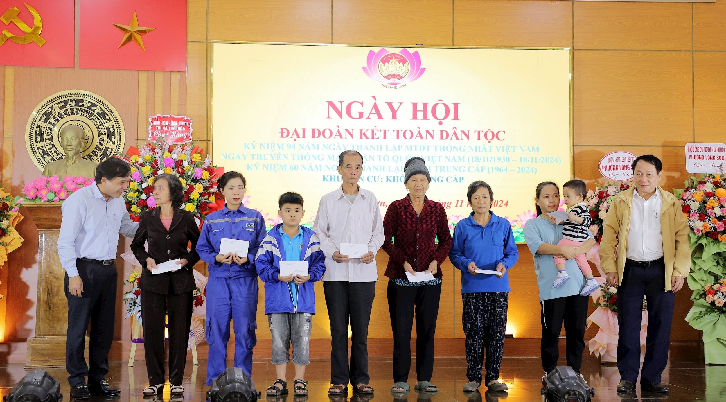 doan-cong-tac-cua-tinh-trao-qua-cho-cac-ho-gia-dinh-kho-khan-tren-dia-ban-phuong-long-son.-anh-my-ha.jpg