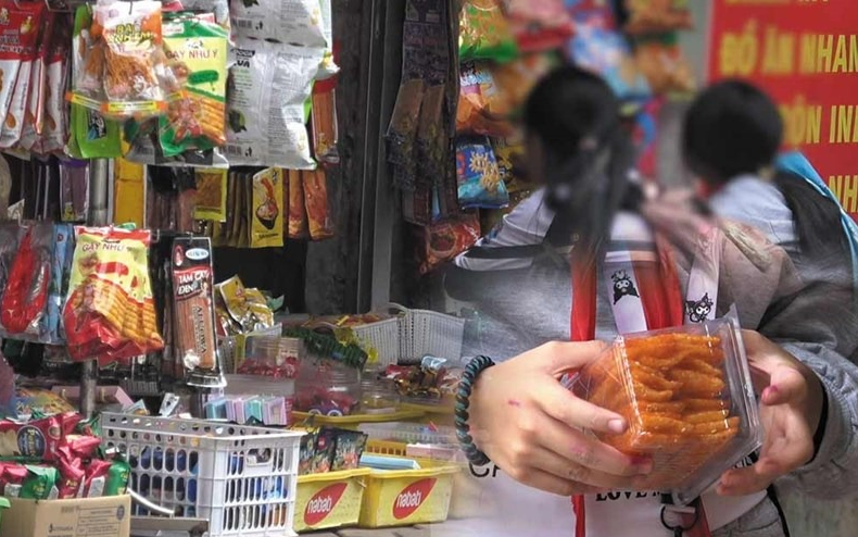 Đảm bảo vệ sinh an toàn thực phẩm trước cổng trường học