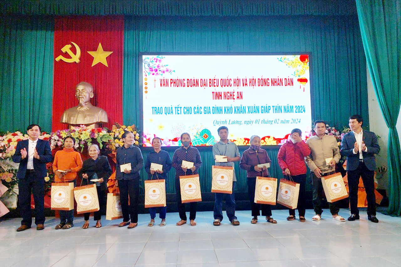 Văn phòng Đoàn ĐBQH và HĐND tỉnh tặng quà cho các gia đình có hoàn cảnh khó khăn tại huyện Quỳnh Lưu