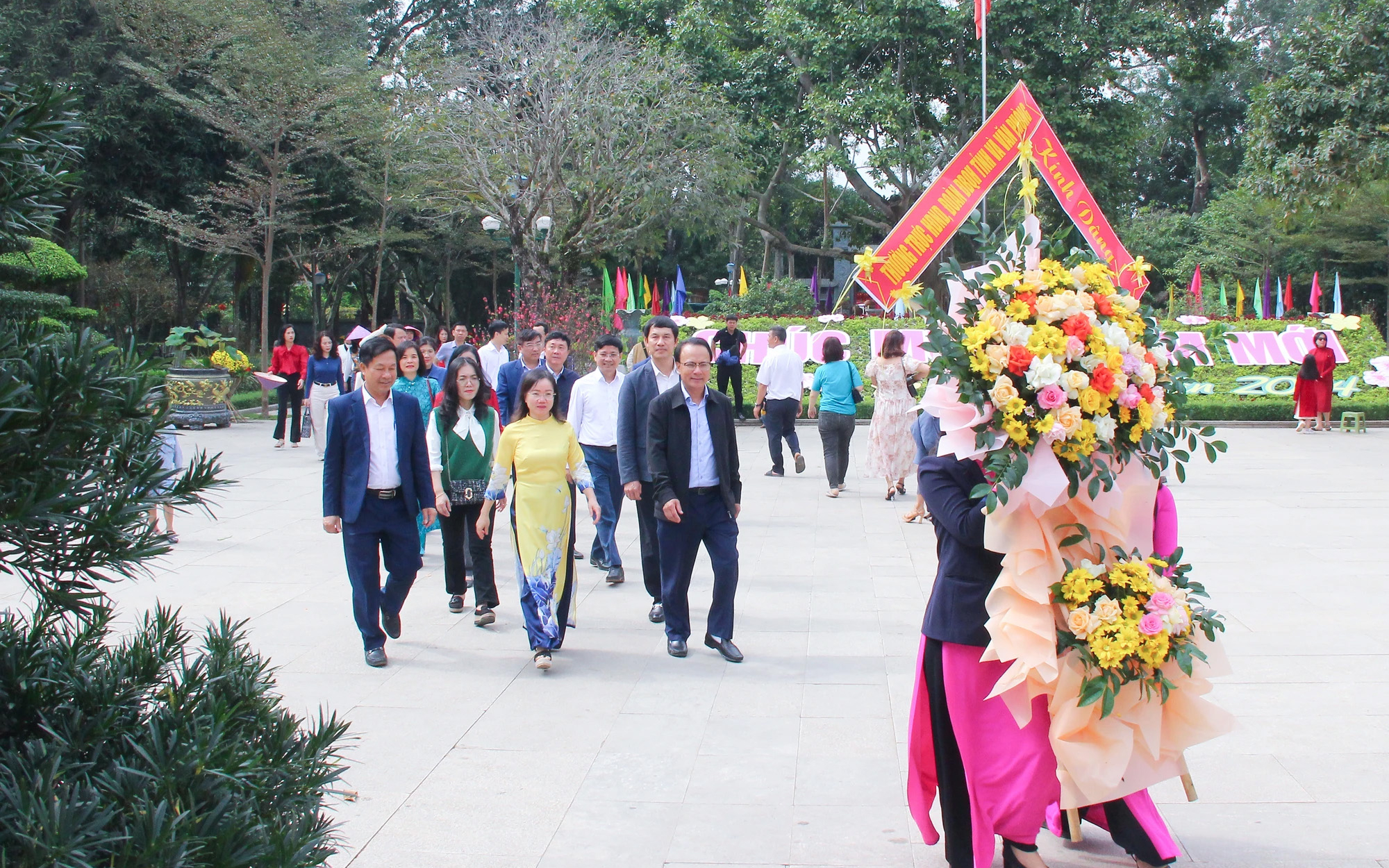 Văn phòng Đoàn đại biểu Quốc hội và HĐND tỉnh tưởng niệm Chủ tịch Hồ Chí Minh và trồng cây đầu Xuân tại Khu Di tích mộ Bà Hoàng Thị Loan