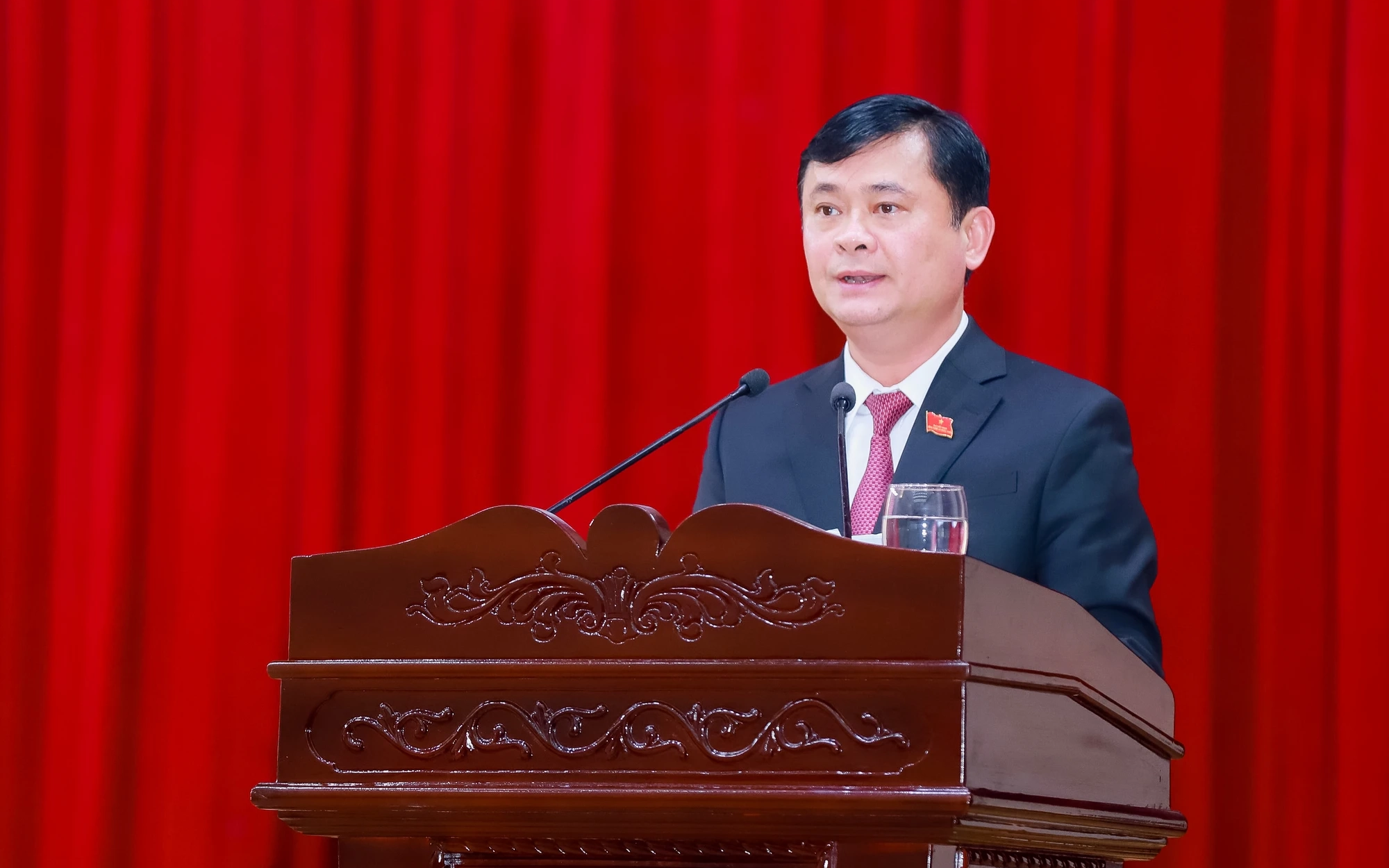 Nêu cao tinh thần trách nhiệm của đại biểu, quyết nghị thực hiện các công trình, dự án quan trọng *