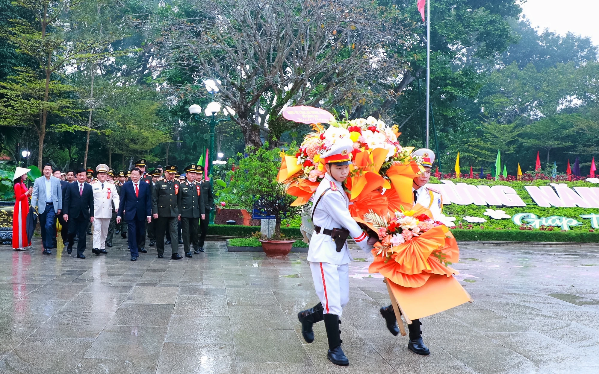 Lãnh đạo Đảng, Nhà nước, Đảng ủy Công an Trung ương, Bộ Công an dâng hoa, dâng hương tưởng niệm Chủ tịch Hồ Chí Minh tại Khu Di tích Kim Liên