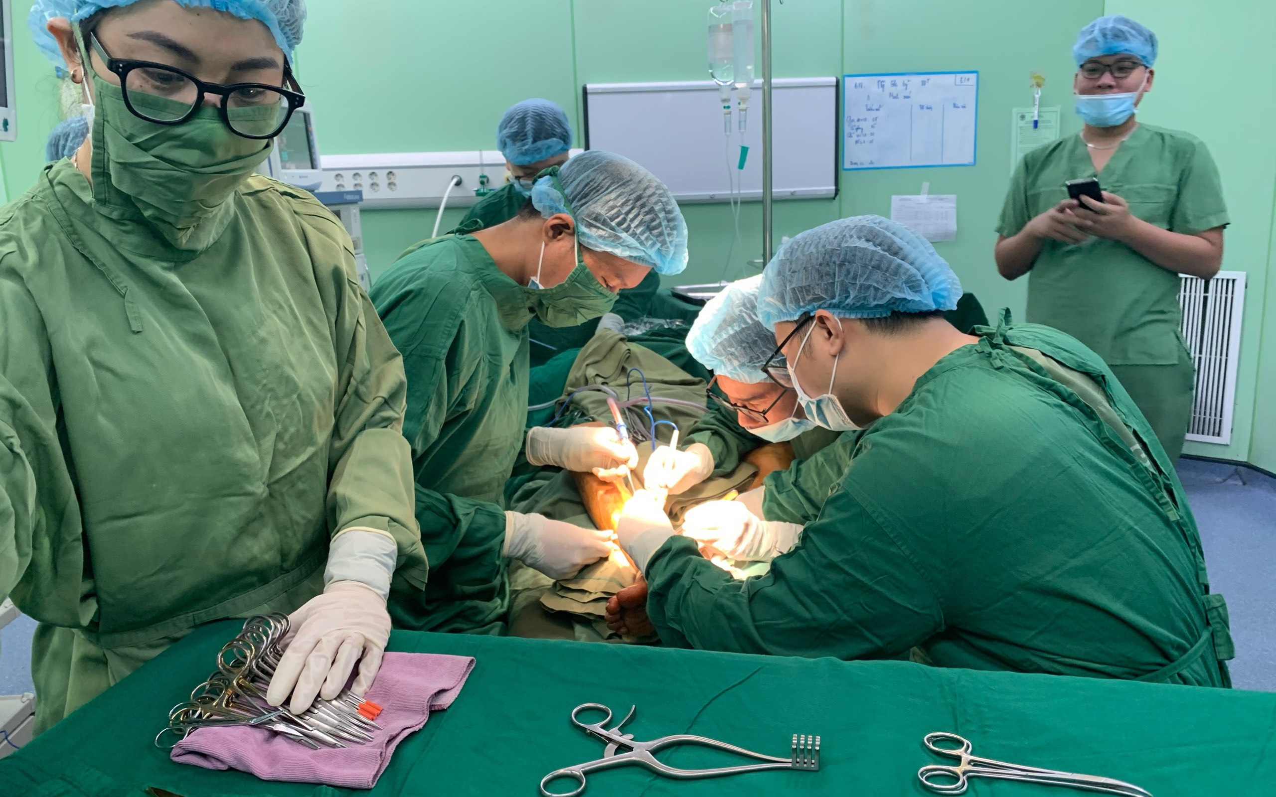 Bệnh viện ĐKTP Vinh ‘hồi sinh’ bàn chân nguy cơ hoại tử cho cụ bà 88 tuổi