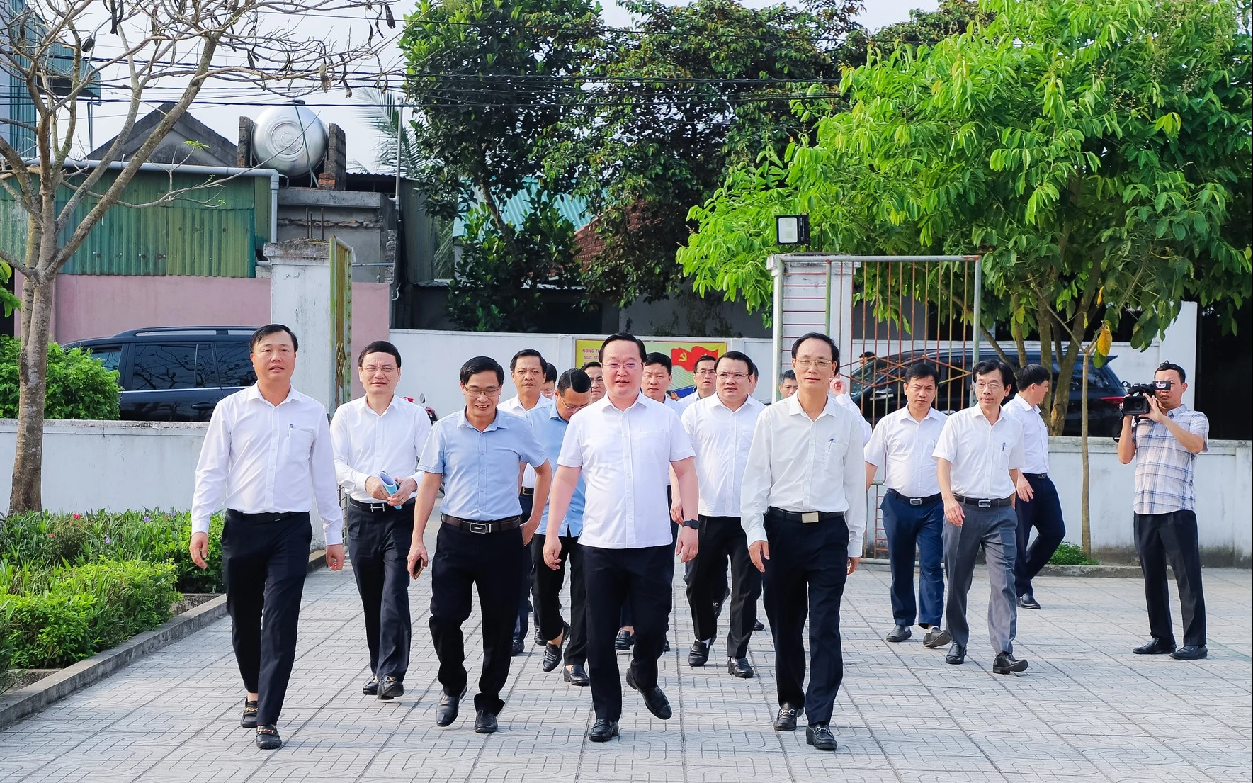 Chủ tịch UBND tỉnh Nguyễn Đức Trung thăm một số mô hình kinh tế tại huyện Hưng Nguyên