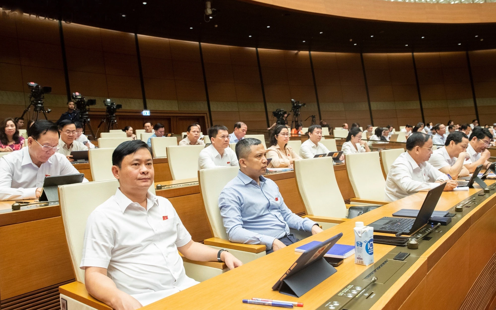 Quốc hội thảo luận tại hội trường về một số nội dung còn ý kiến khác nhau của Dự thảo Luật Đường bộ