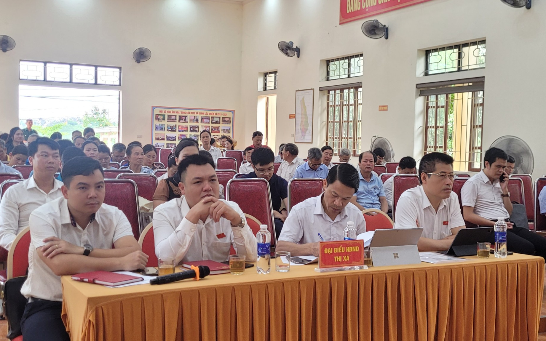 Bí thư Thị ủy, Chủ tịch HĐND thị xã và các đại biểu HĐND thị xã Hoàng Mai tiếp xúc với cử tri xã Quỳnh Lộc