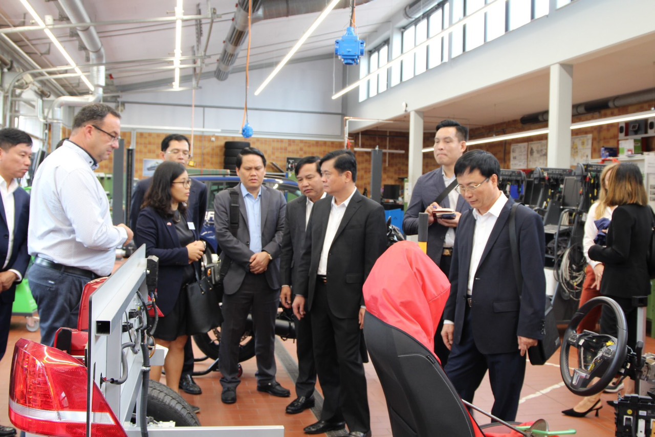 BỐN PHƯƠNG MUÔN DẶM MỘT NHÀ