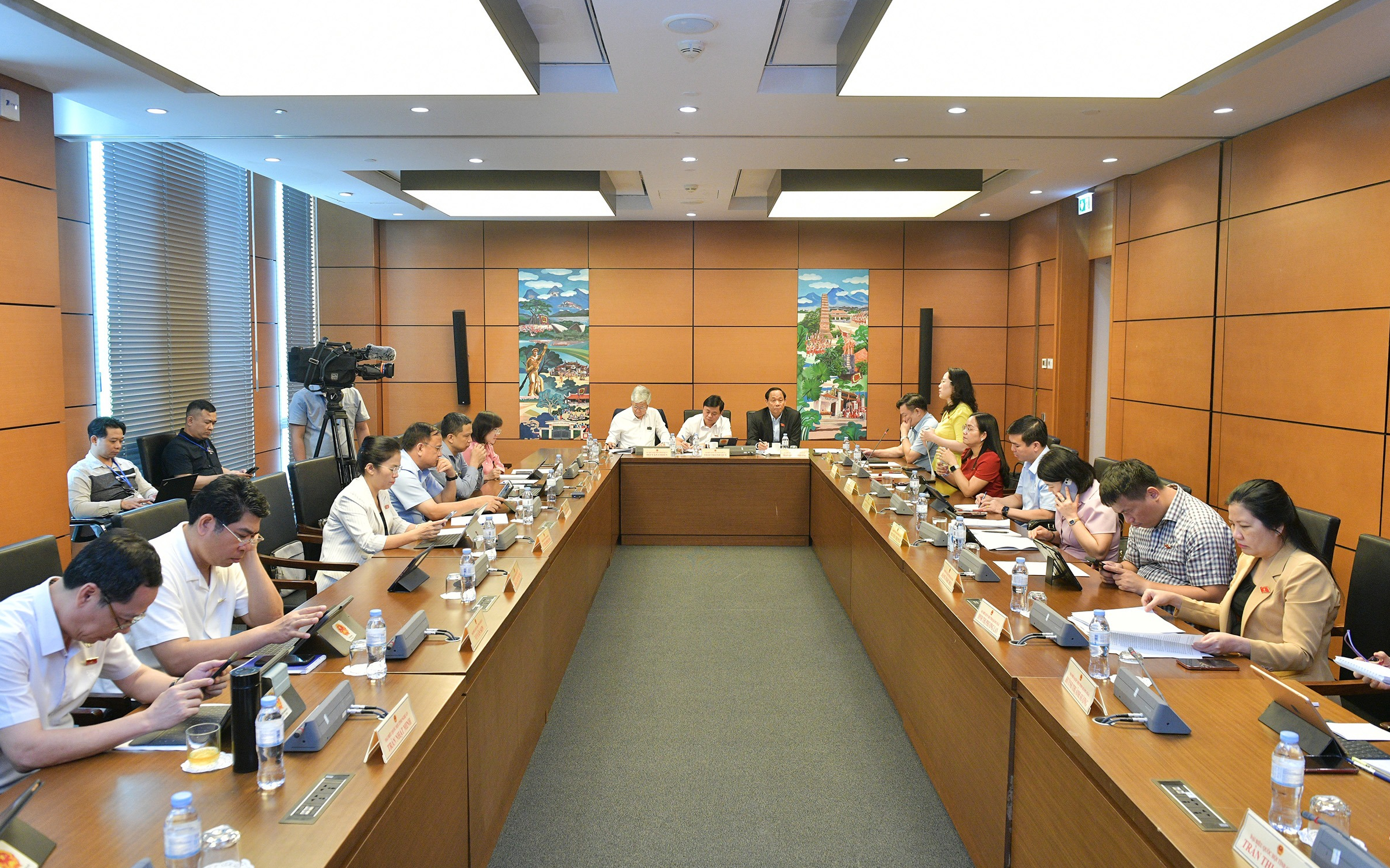 THẢO LUẬN TỔ 3: CẦN ĐÁNH GIÁ TÁC ĐỘNG ĐẦY ĐỦ HƠN VỚI CÁC CHÍNH SÁCH MỚI TRONG DỰ ÁN LUẬT TƯ PHÁP NGƯỜI CHƯA THÀNH NIÊN