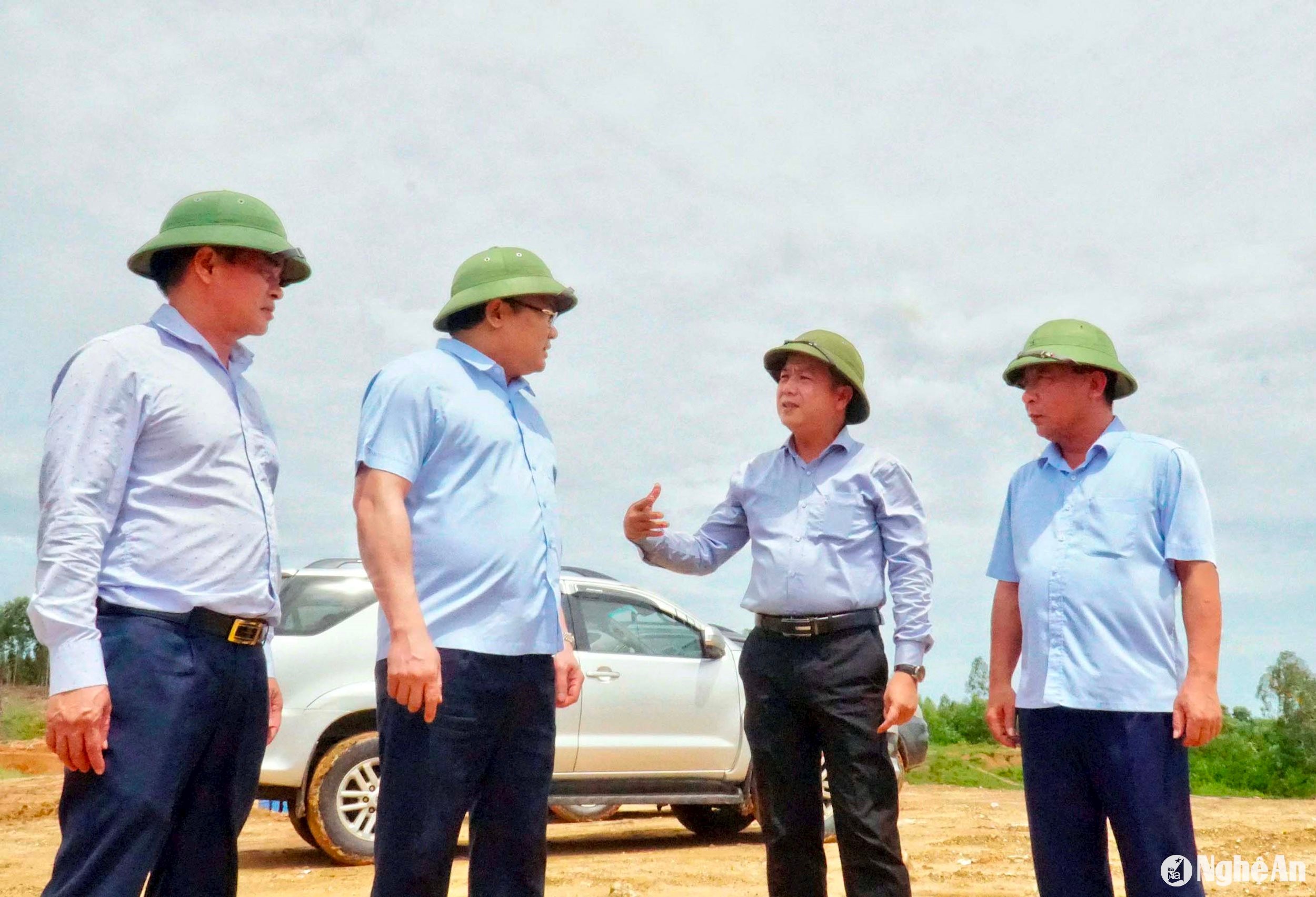 bna_-dong-chi-nguyen-van-de-kiem-tra-tien-do-thi-cong-tai-he-thong-thuy-loi-khe-lai-vuc-mau.-anh-phu-huong.jpg
