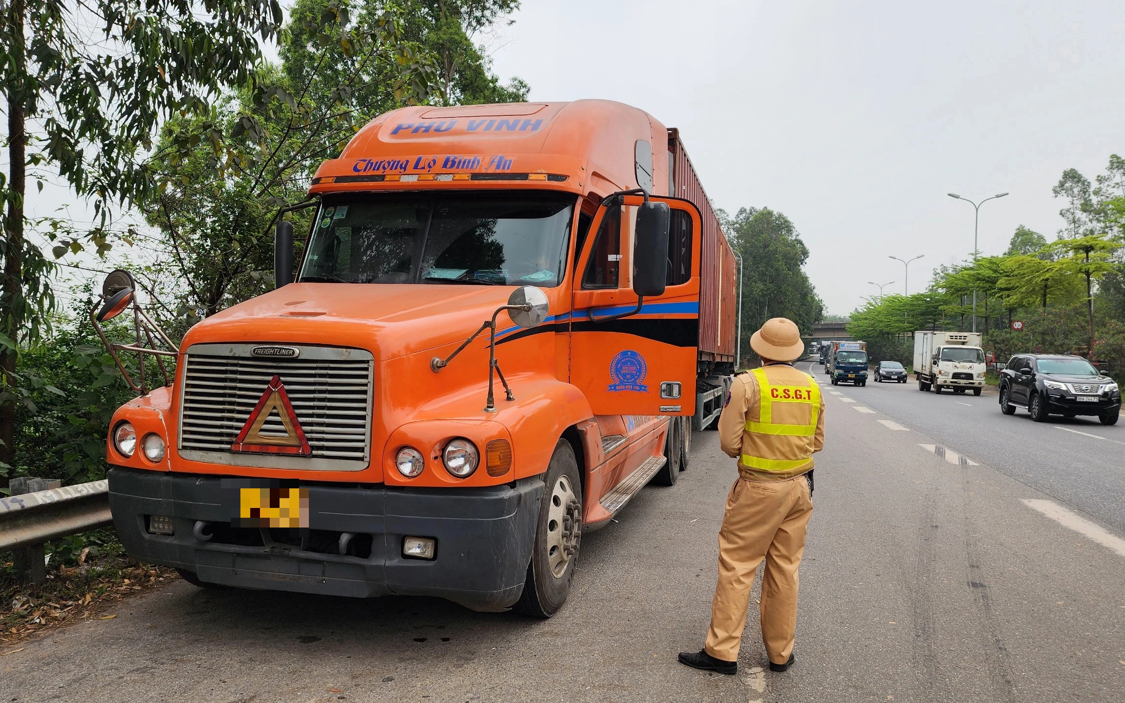 Công an tỉnh trả lời cử tri huyện Hưng Nguyên về xử lý xe container dừng, đỗ trên điểm giao cắt Quốc lộ 1A