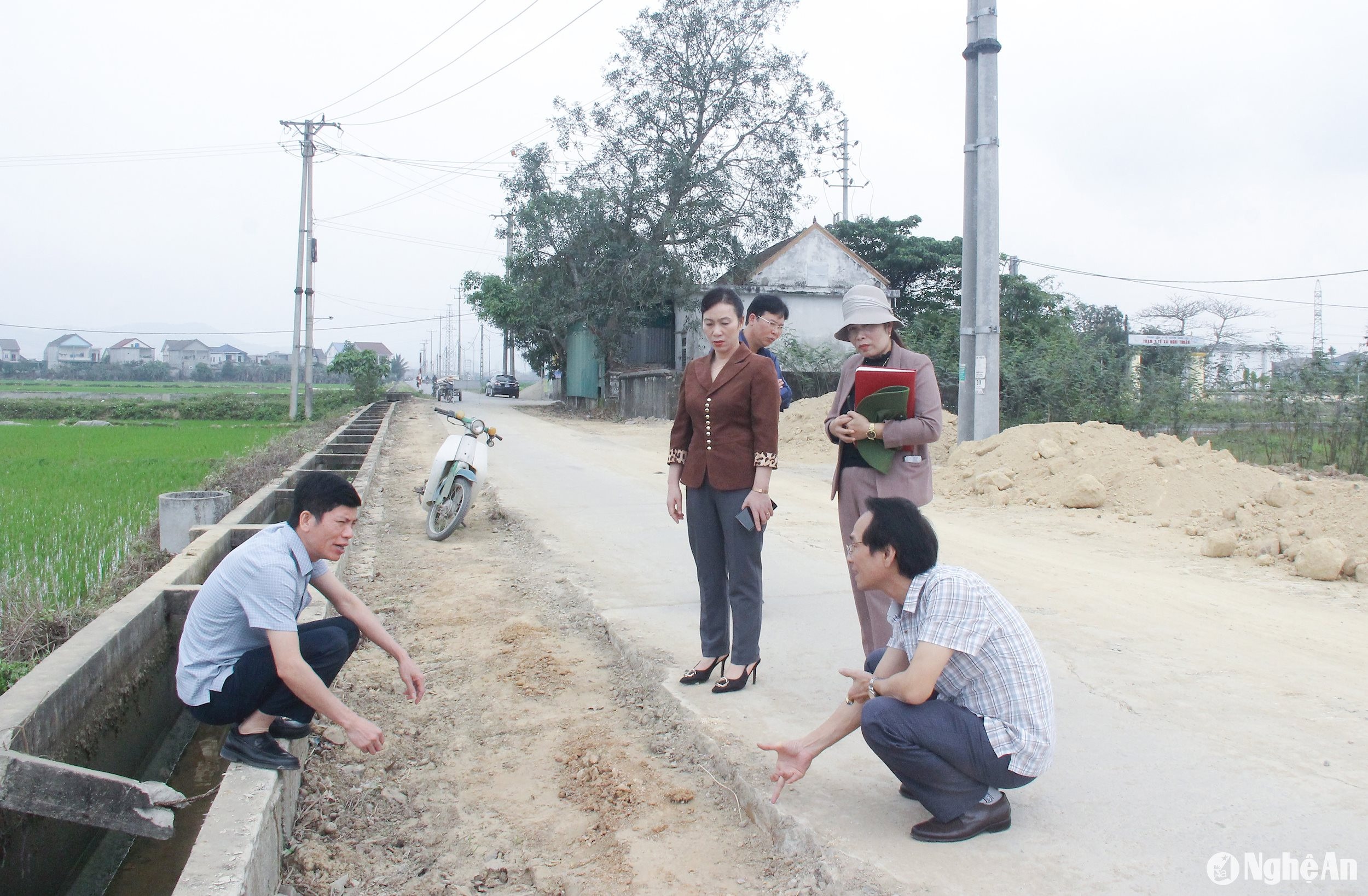 bna_-hdnd-huyen-nghi-loch-giam-sat-viec-tien-do-thi-cong-tuyen-duong-lien-xa.-anh-mai-hoa.jpg