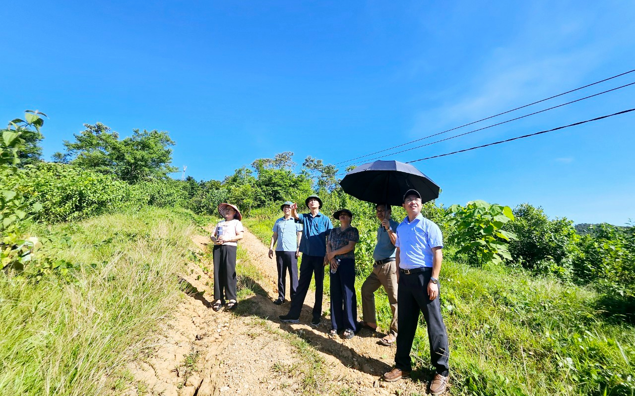 Thường trực Hội đồng nhân dân huyện Con Cuông tổ chức khảo sát tại xã Thạch Ngàn về tình hình thực hiện các nghị quyết của Hội đồng nhân dân huyện