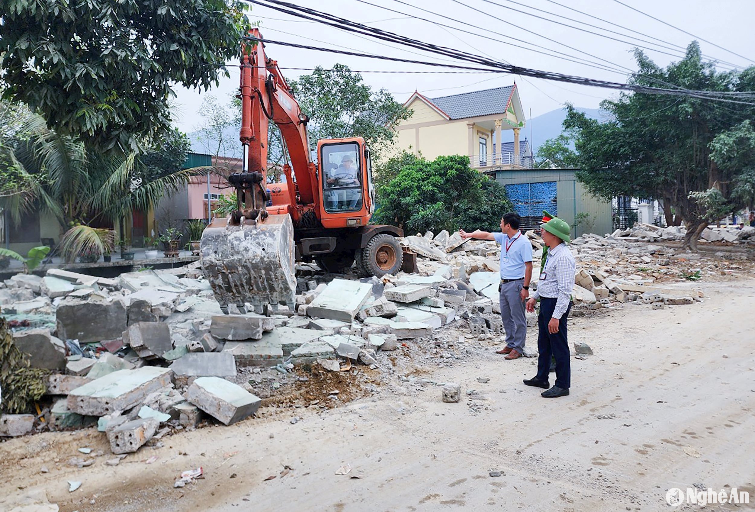 bna_-can-bo-xa-quynh-loc-thi-xa-hoang-mai-chi-dao-viec-thao-do-cac-cong-trinh-vi-pham.-anh-mai-hoa.jpg