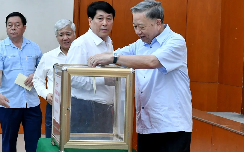 Mưa bão ác liệt đến đâu cũng qua đi, tình đồng chí, nghĩa đồng bào mãi còn ở lại