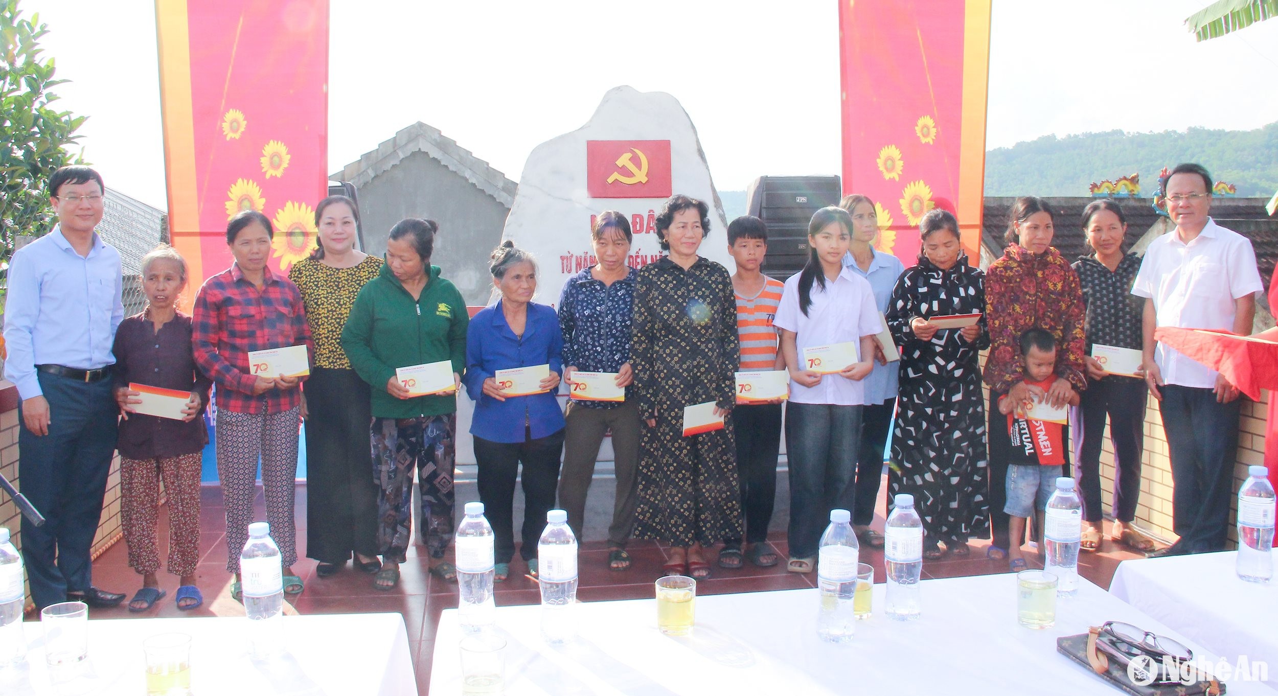 bna_-cac-dong-chi-bi-thu-va-nguyen-bi-thu-dang-uy-khoi-cac-co-quan-tinh-qua-cac-thoi-ky-tang-qua-cho-cac-.jpg