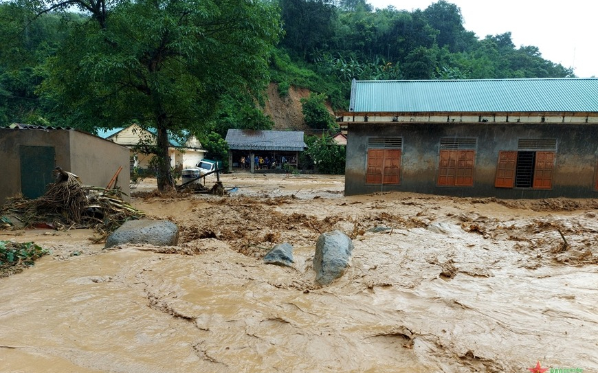 UBND tỉnh trả lời cử tri xã xã Chiêu Lưu, huyện Kỳ Sơn về việc khắc phục tình trạng thiếu đất ở và đảm bảo an toàn cho người dân trong mùa mưa lũ