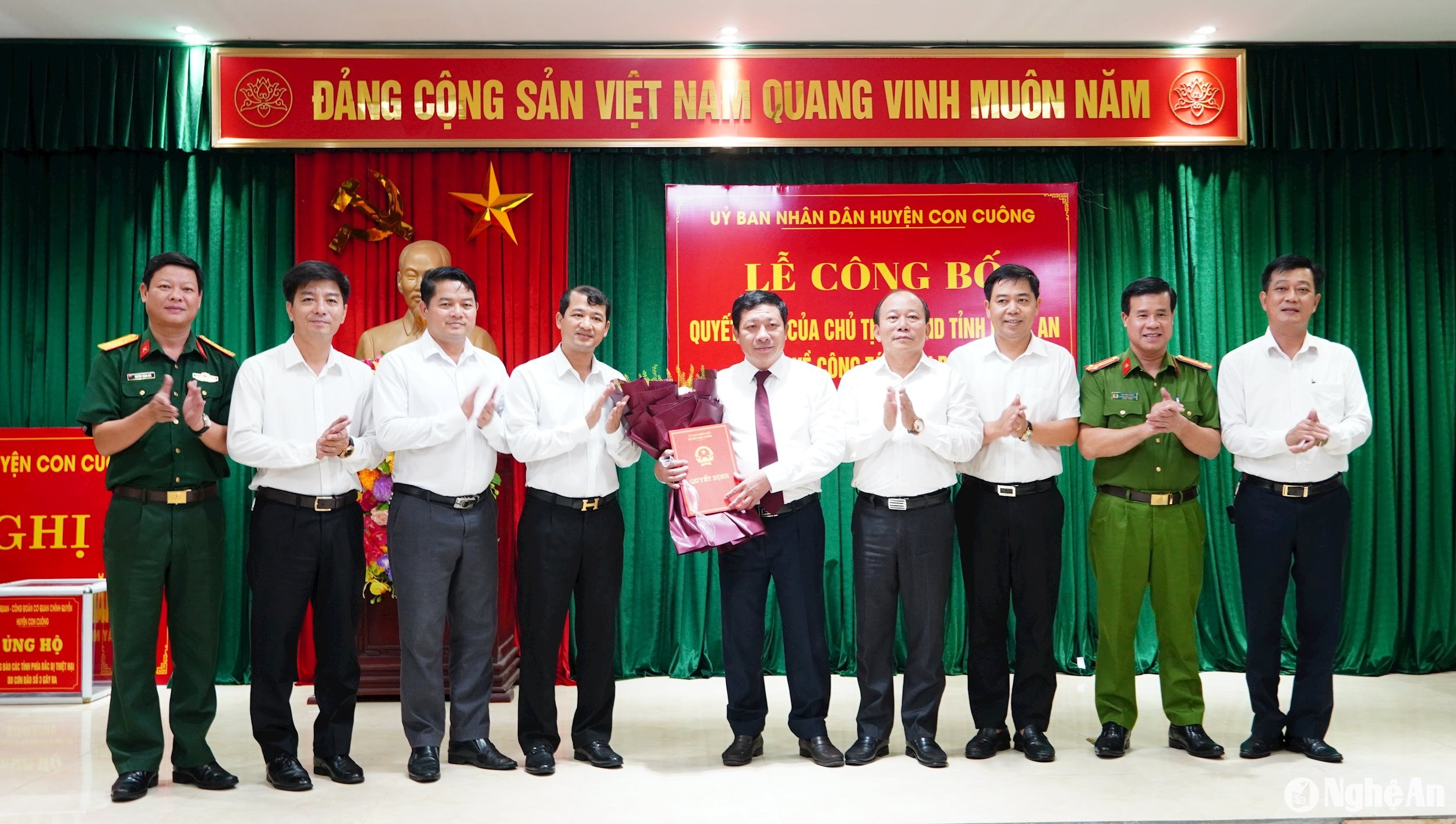 bna_cac-dong-chi-trong-ban-thuong-vu-huyen-uy-tang-hoa-chuc-mung-dong-chi-tran-anh-tuan.jpg