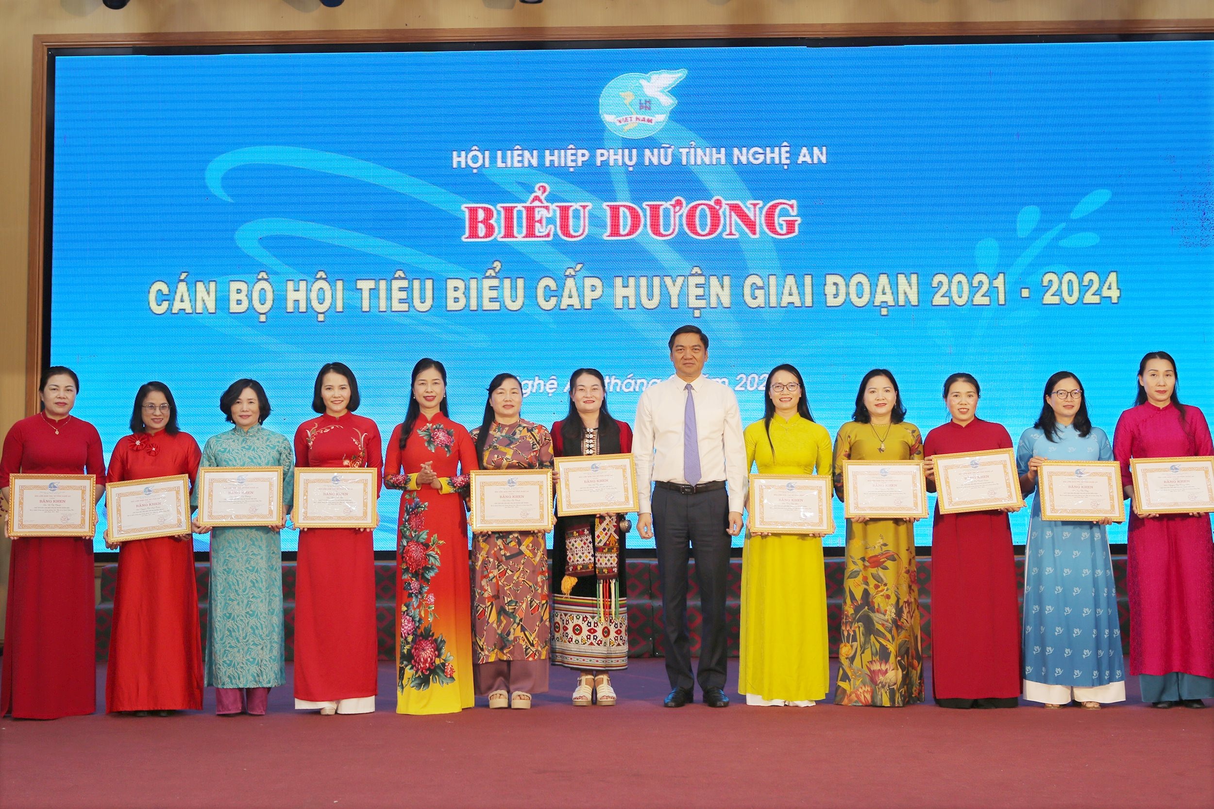 nlee0181-hoang-nghia-hieu-pbt-tinh-uy-dc-nguyen-thi-quynh-hoa-ct-hoi-lhpn-tinh-trao-bk-cho-can-bo-hoi-cap-huyen.jpg