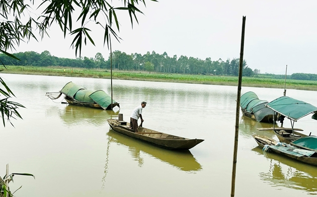 Người chèo đò thầm lặng trên sông Lam