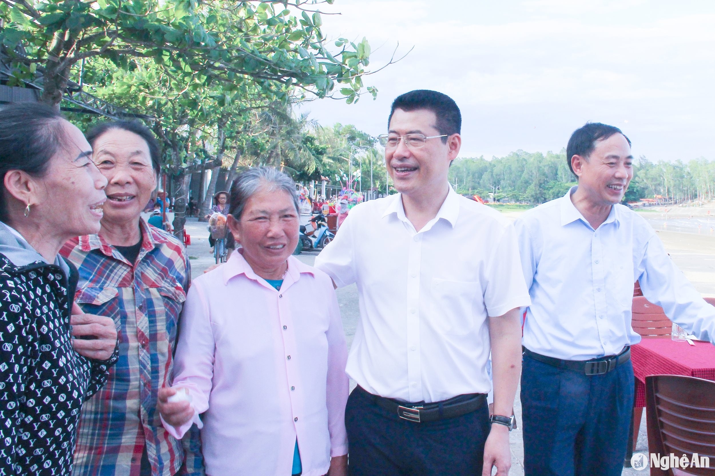 bna_-lanh-dao-thi-xa-hoang-mai-trao-doi-voi-nguoi-dan-ve-trach-nhiem-ve-sinh-giu-gin-moi-truong-bien-quynh-phuong-sach-dep.-anh-mai-hoa.jpg