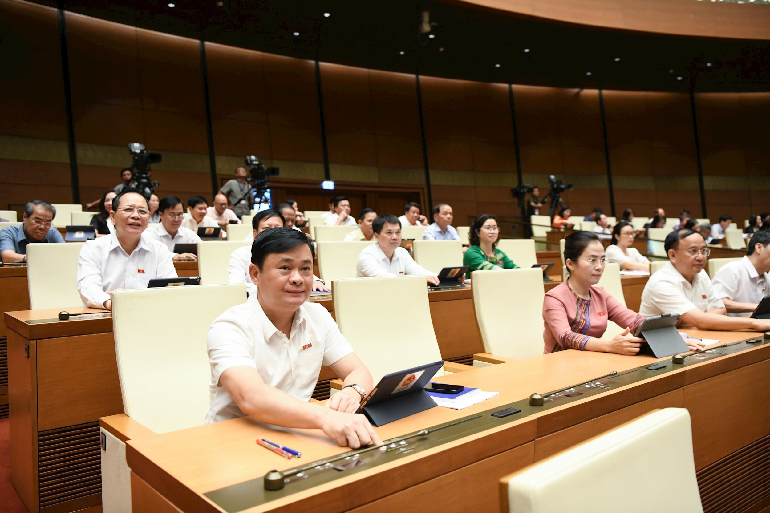 Bí thư Tỉnh ủy Thái Thanh Quý - Trưởng đoàn ĐBQH tỉnh và các vị ĐBQH tại phiên bấm nút biểu quyết. Ảnh: Nam An