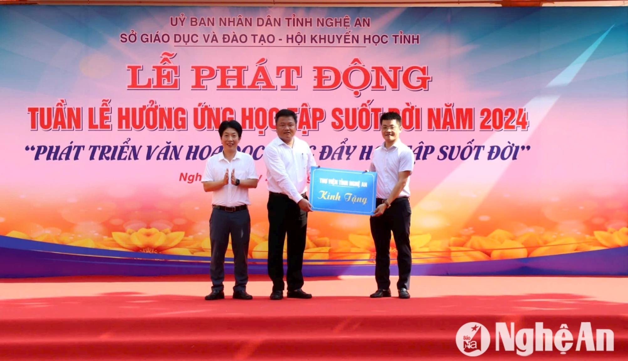 bna_ong-quang-giam-doc-thu-vien-tinh-nghe-an-trao-tang-sach-cho-truong-thpt-thanh-chuong-3.-anh-my-ha(1).jpg