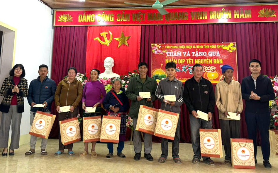 Văn phòng Đoàn ĐBQH và HĐND tỉnh thăm, tặng quà tại xã Na Loi, huyện Kỳ Sơn