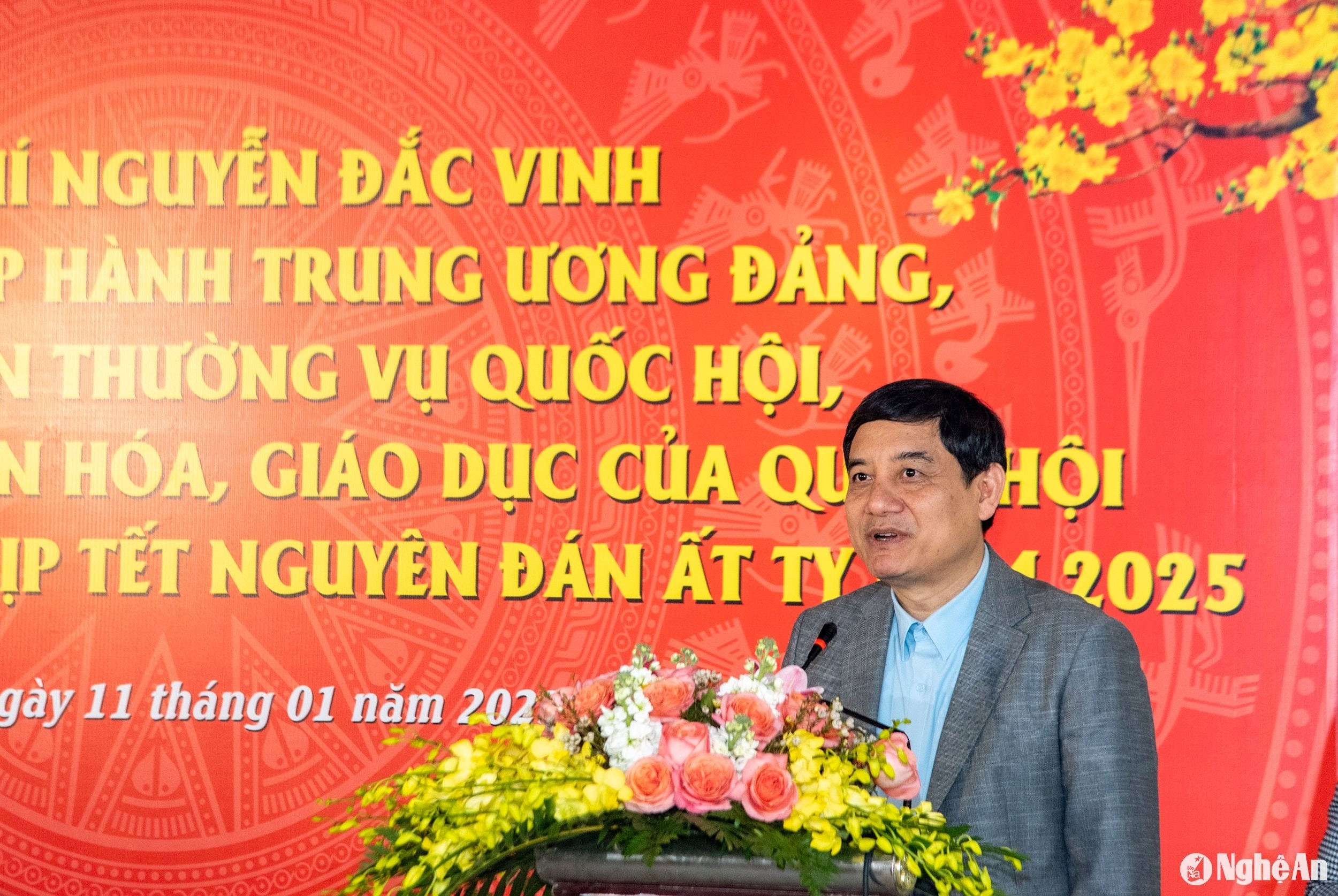 bna_dong-chi-nguyen-dac-vinh-tang-qua_2.jpg