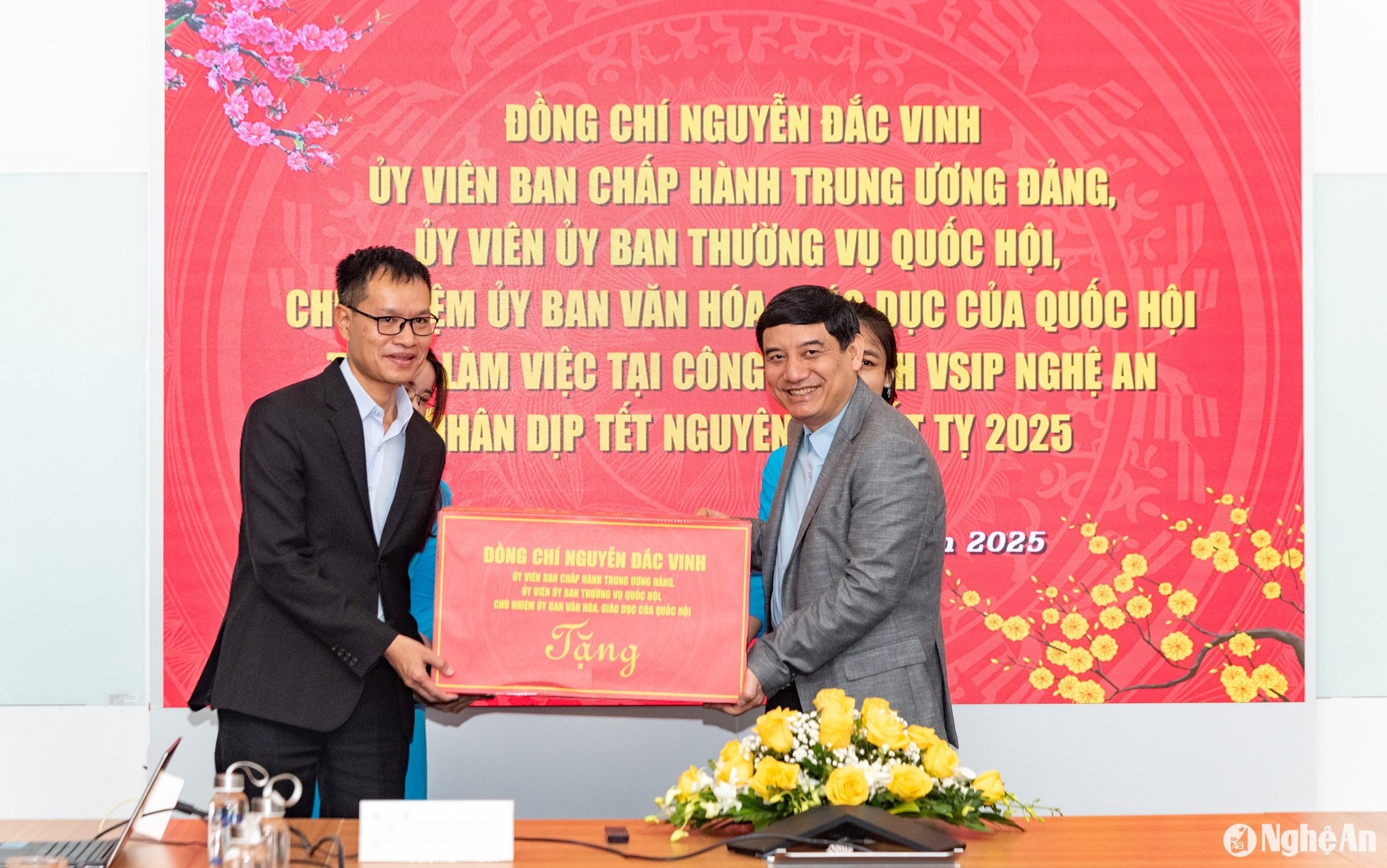 bna_dong-chi-nguyen-dac-vinh-tang-qua_5.jpg