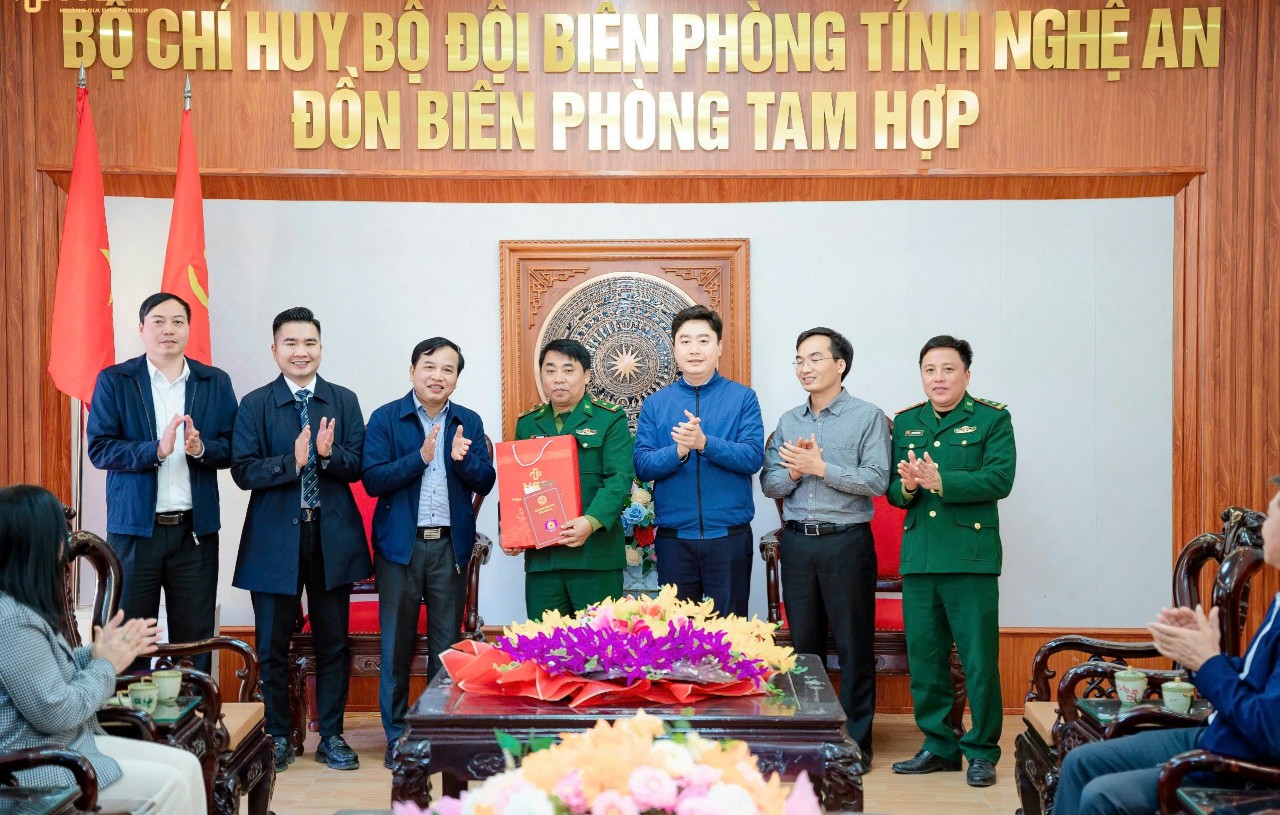 bna_doan-tham-va-tang-qua-tai-don-bien-phong-tam-hop.jpg