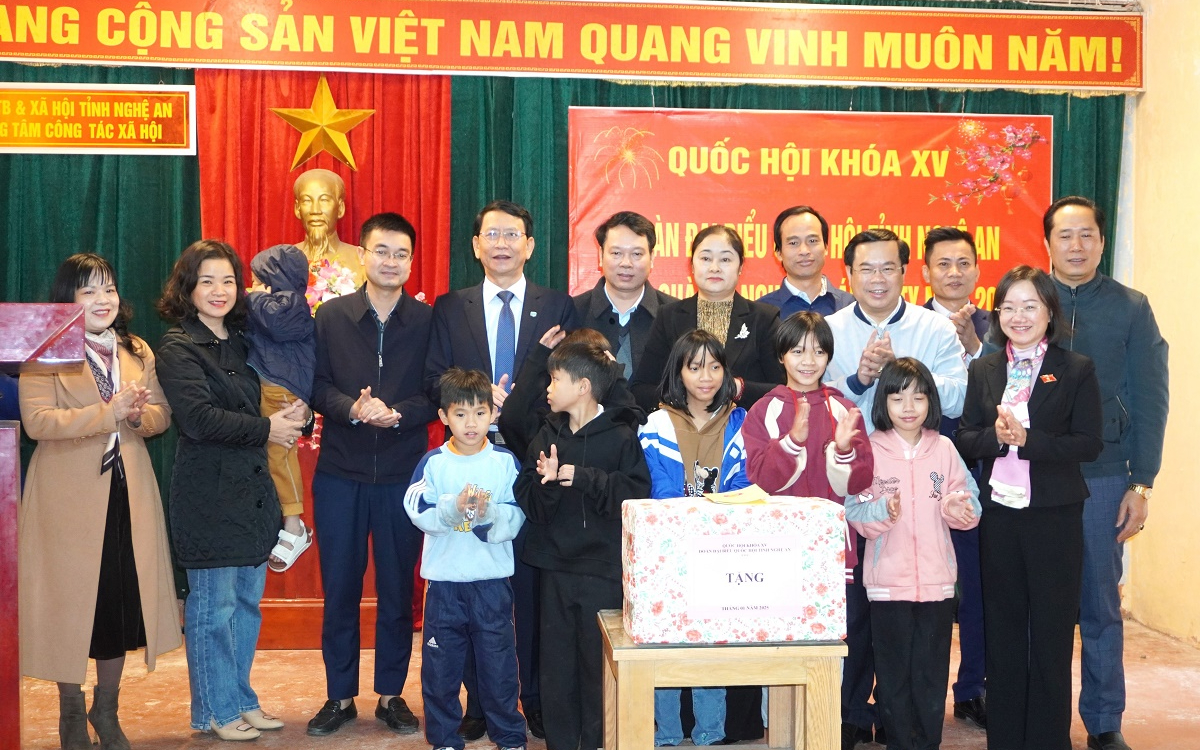 Đoàn đại biểu Quốc hội tỉnh Nghệ An trao quà Tết cho người nghèo tại huyện Đô Lương