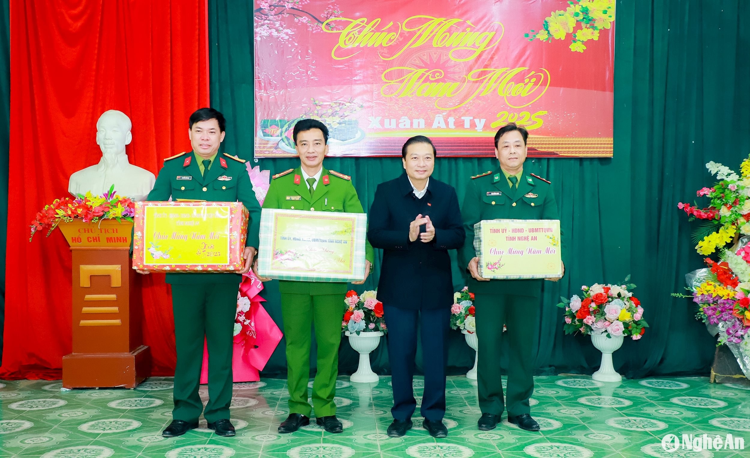 bna_chu-tich-ubnd-tinh-tang-qua-chuc-tet-ban-chi-huy-quan-su-huyen-cong-an-huyen-va-don-bien-phong-tam-hop-4.jpg