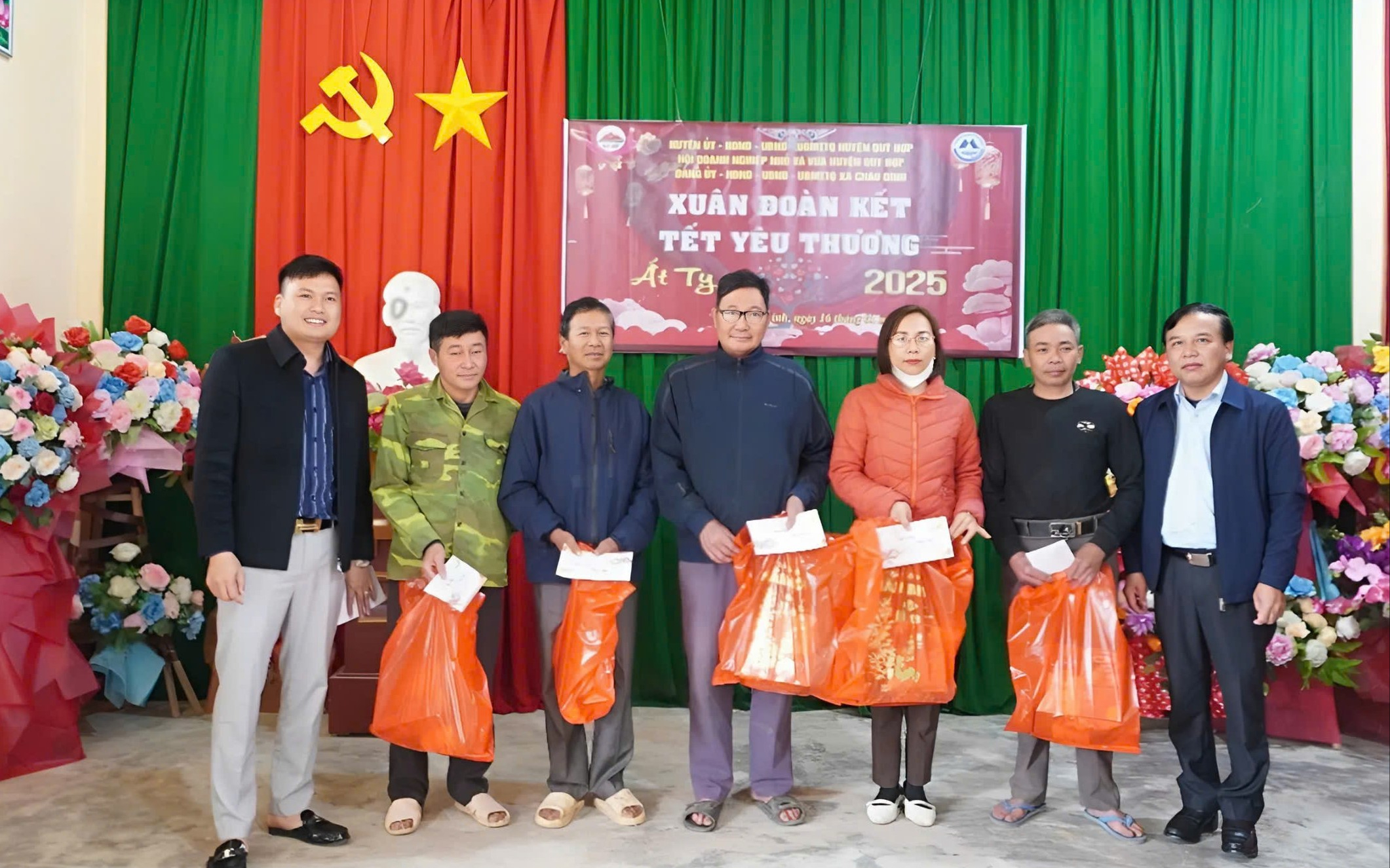 Phó Chủ tịch HĐND tỉnh Nghệ An Nguyễn Như Khôi trao quà Tết cho người nghèo tại xã Châu Đình, huyện Quỳ Hợp