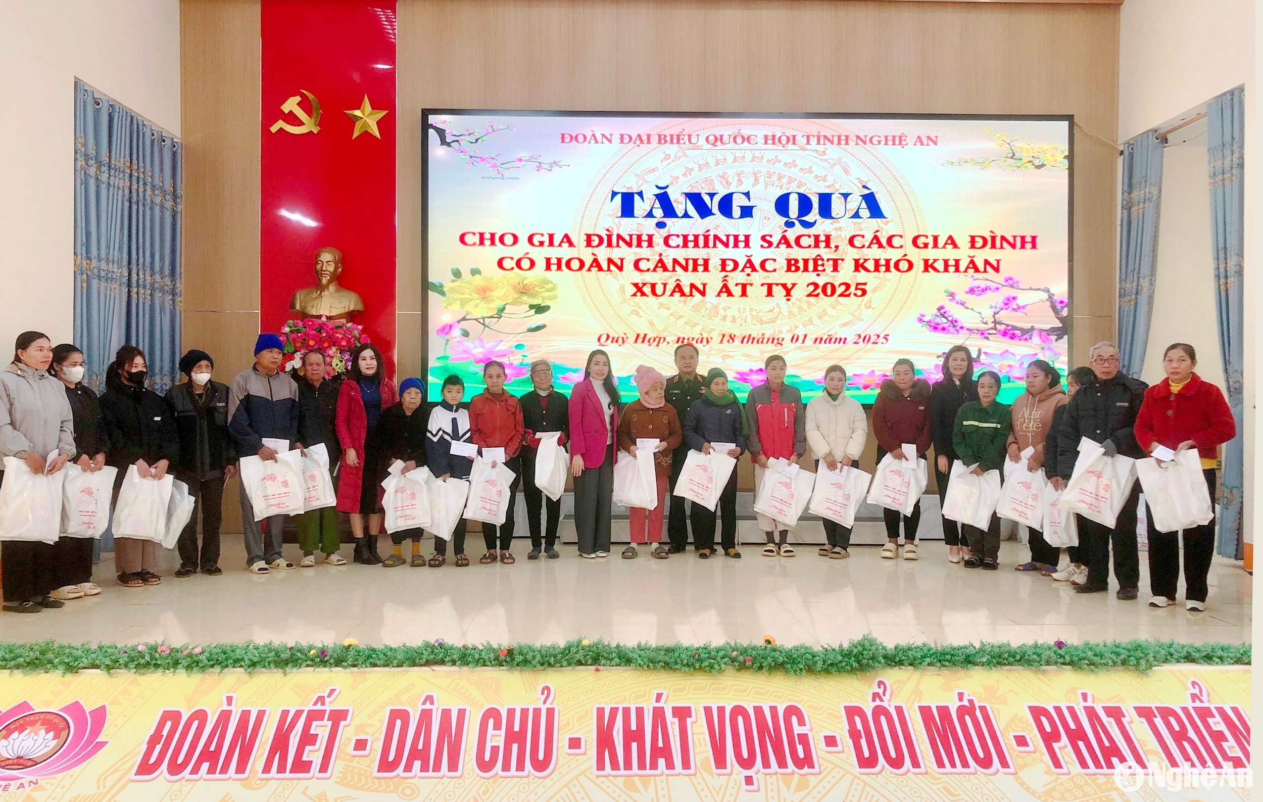 bna_dong-chi-tran-duc-thuan-trao-qua-cac-ho-ngheoanh-qh-2.jpg