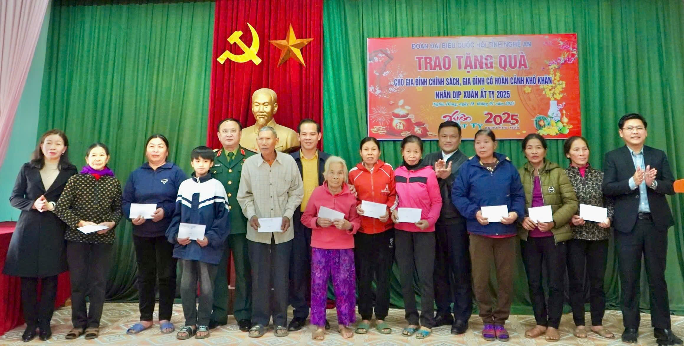 bna_dong-chi-tran-duc-thuan-cung-lanh-dao-dia-phuong-trao-qua-cho-cac-ho-ngheo.jpg