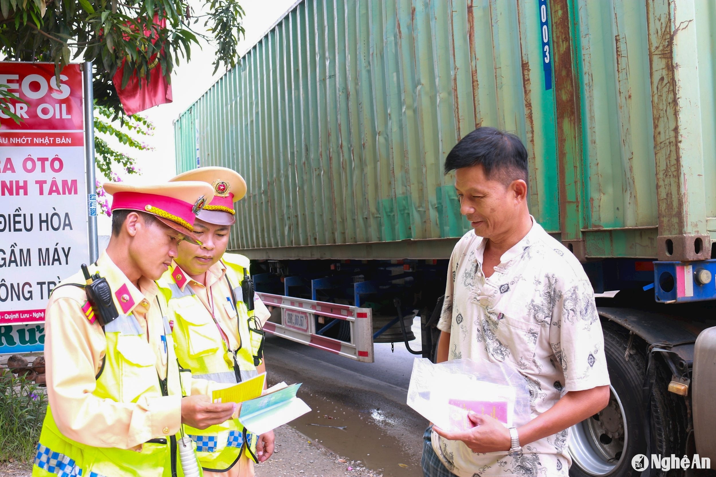 bna_kiem-tra-giay-to-doi-voi-lai-xe-container.-anh-pv.jpg