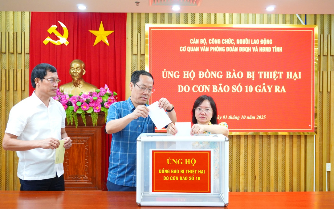 Văn phòng Đoàn ĐBQH và HĐND tỉnh quyên góp ủng hộ đồng bào bị thiệt hại do bão số 10