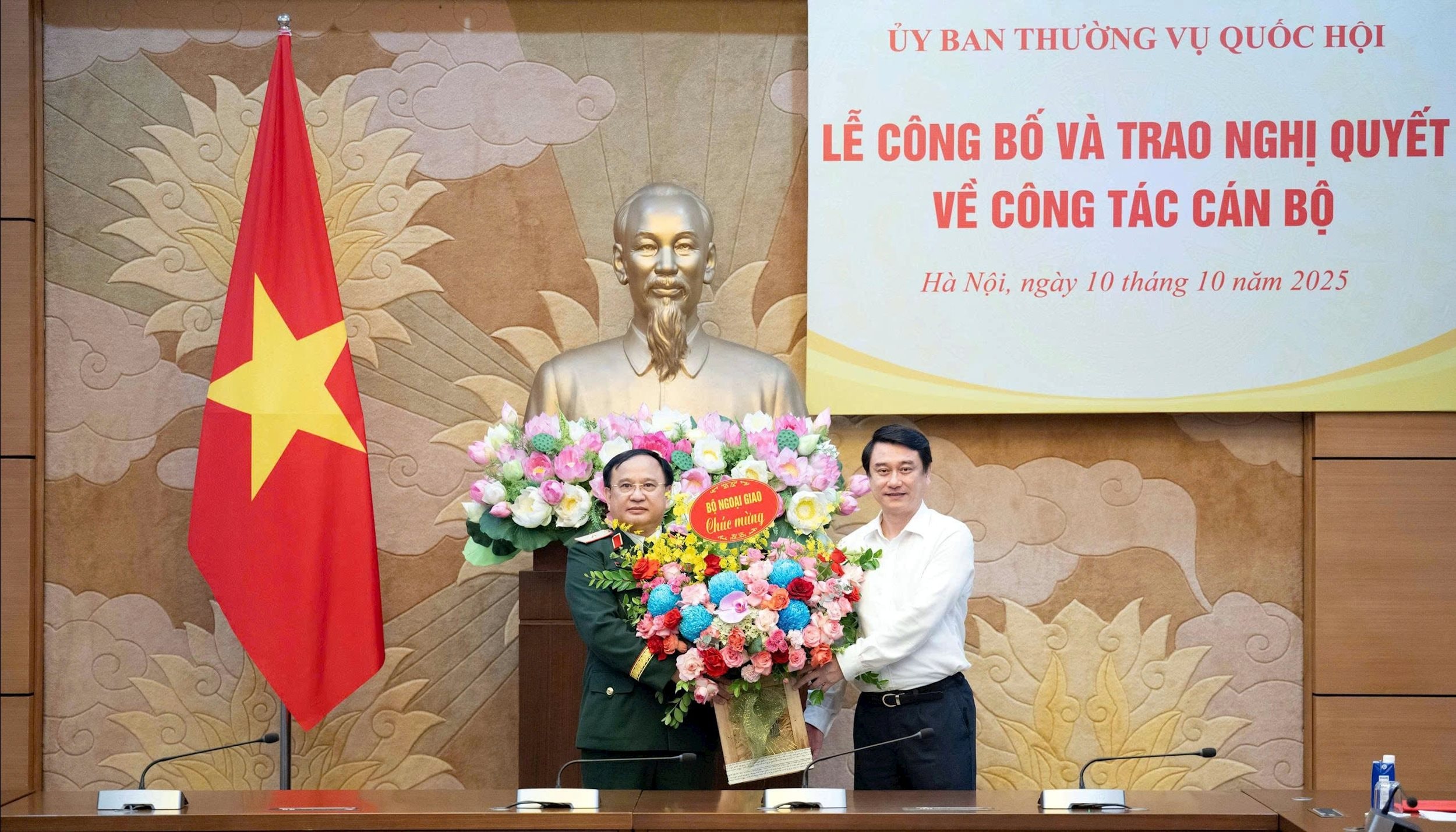 cac-dai-bieu-tang-hoa-chuc-mung-pho-chu-nhiem-uy-ban-quoc-phong-an-ninh-va-doi-ngoai-tran-duc-thuan-1-.jpg